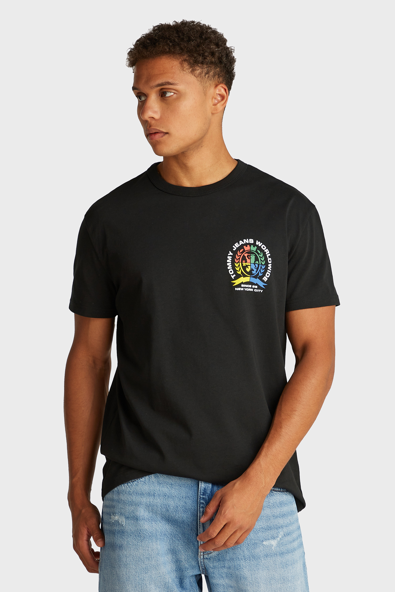 Мужская черная футболка TJM REG 4CLR CREST Черный XL Tommy Jeans DM0DM20813 Мужская черная футболка TJM REG 4CLR CREST Черный XL Tommy Jeans DM0DM20813