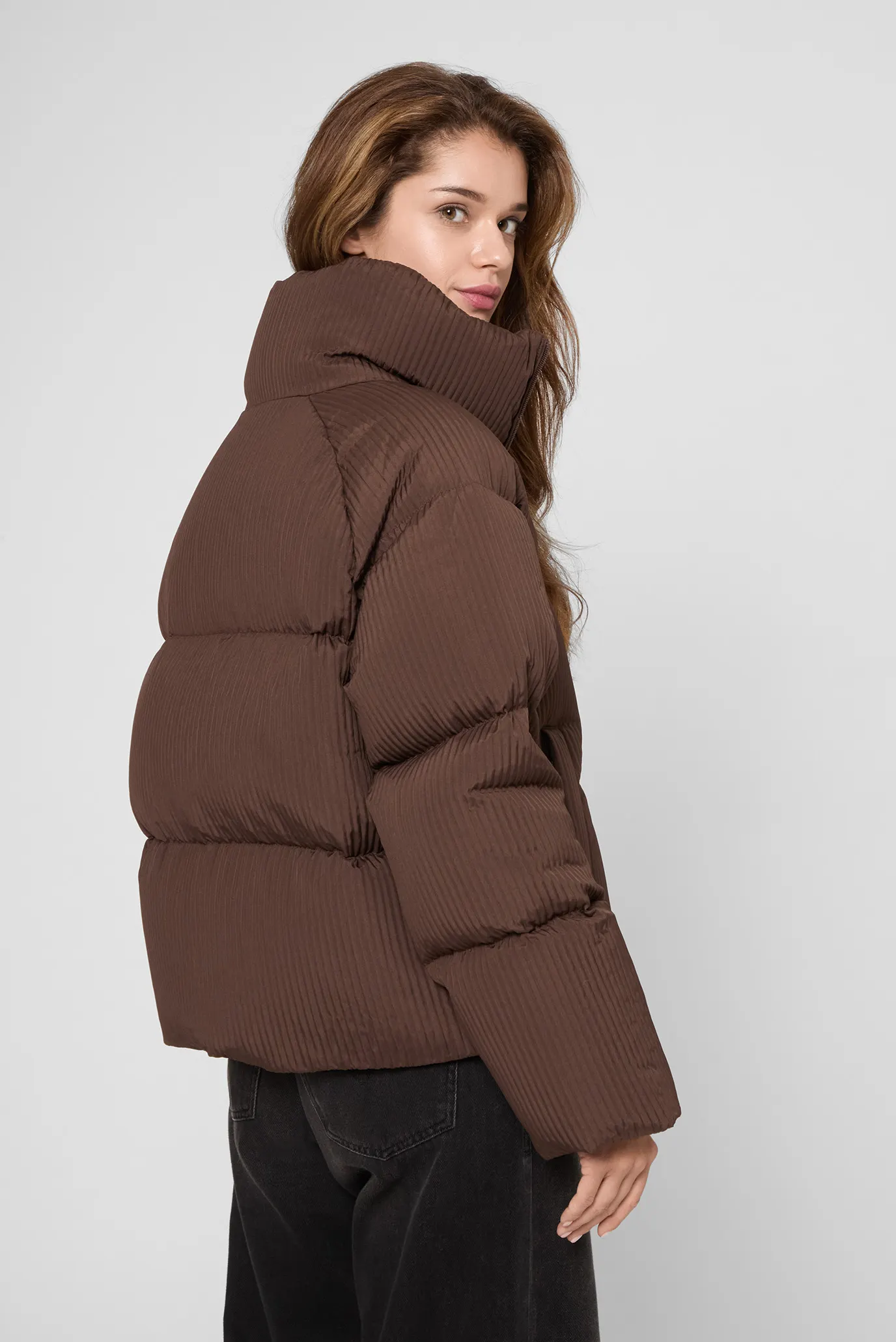 Женский коричневый пуховик 4