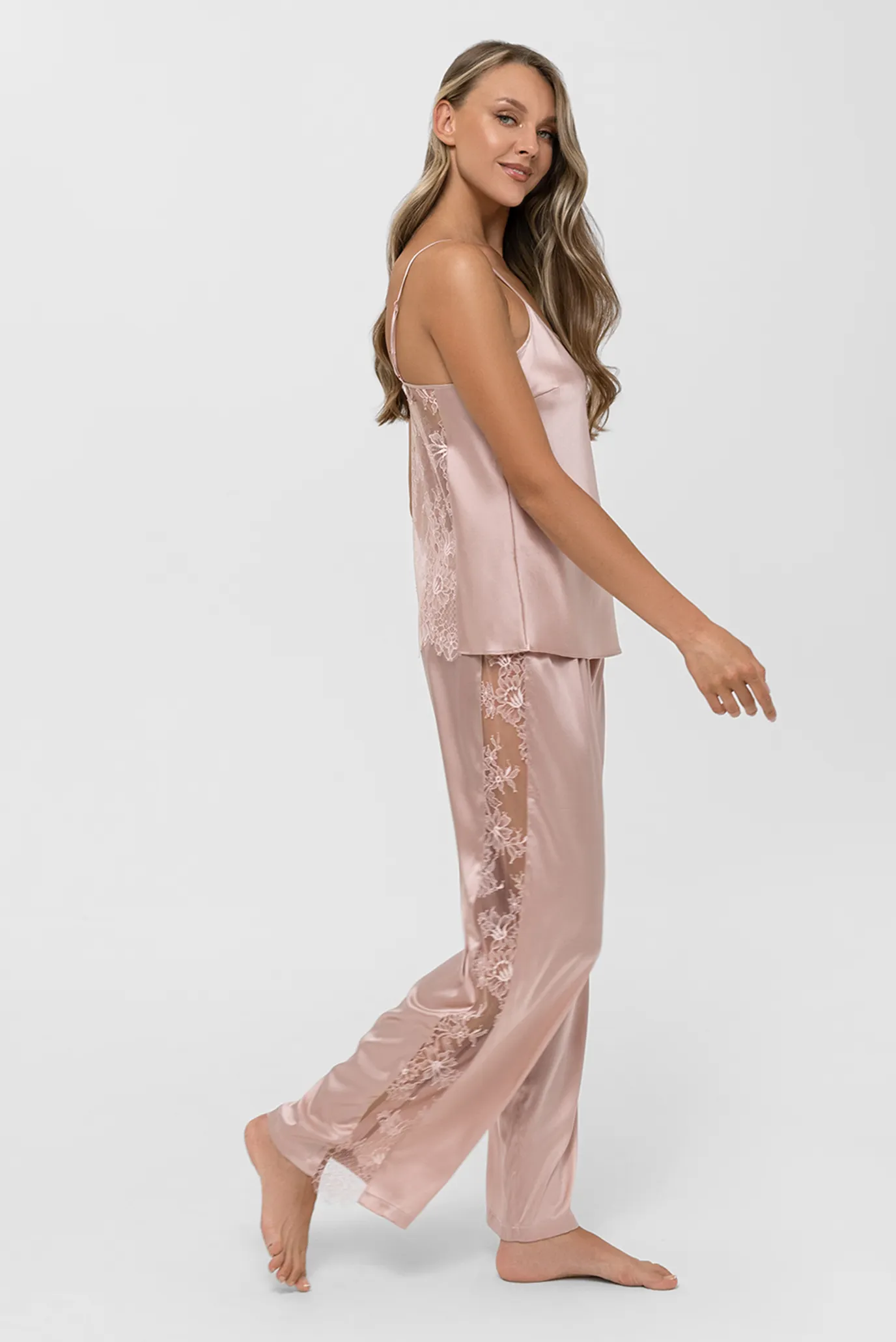 Жіночий пудровий шовковий топ 2