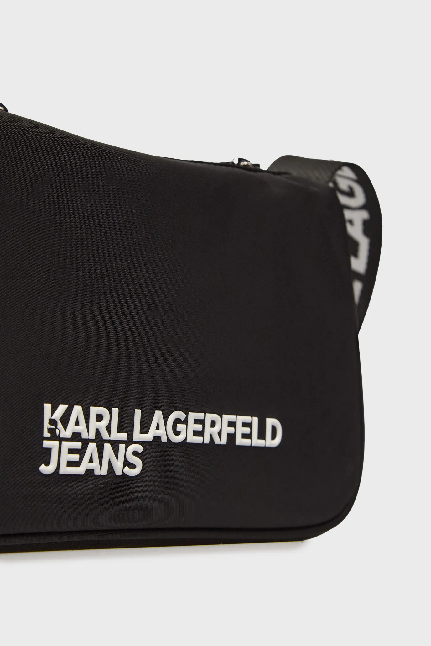 Жіноча чорна сумка essential nylon 5