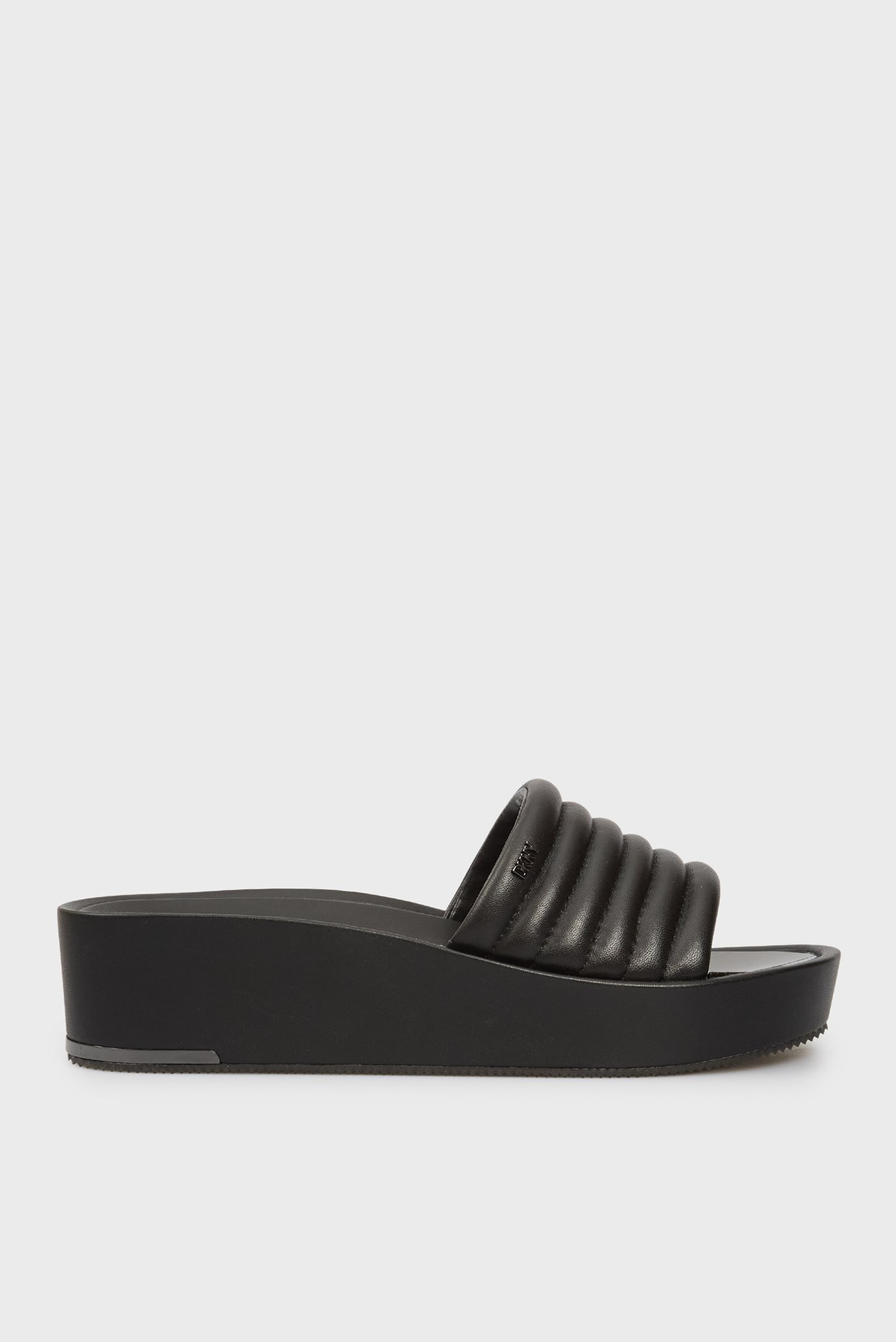 Женские черные кожаные слайдеры JASNA - PLATFORM SLI Черный 40 DKNY K4205489 Женские черные кожаные слайдеры JASNA - PLATFORM SLI Черный 40 DKNY K4205489