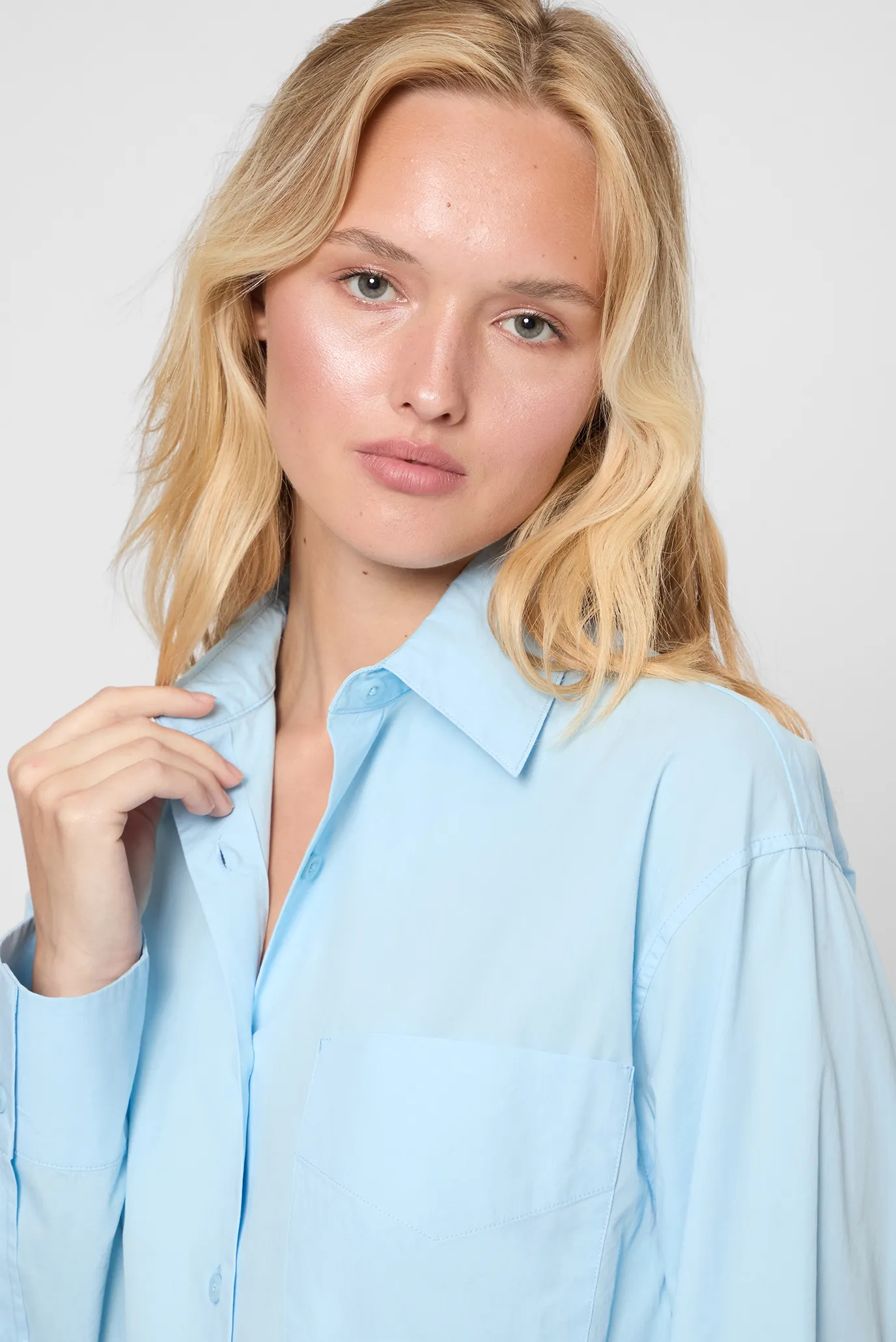 Жіноча блакитна сорочка 2