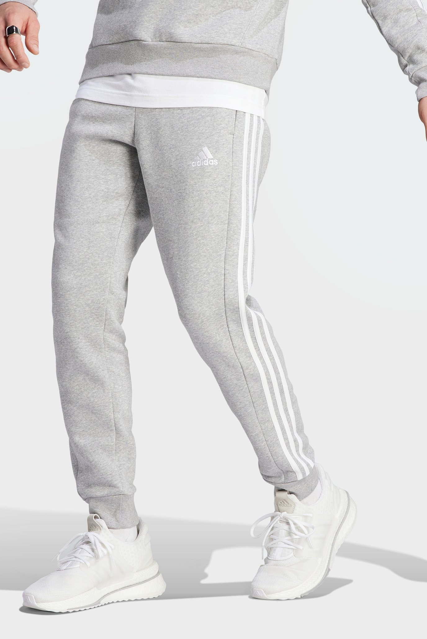 Чоловічі світло-сірі спортивні штани Essentials Fleece 3-Stripes Tapered Cuff 1