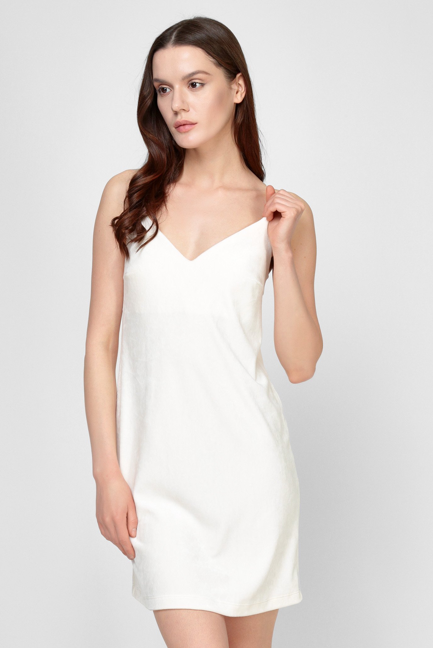 Жіноча біла велюрова нічна сорочка 1