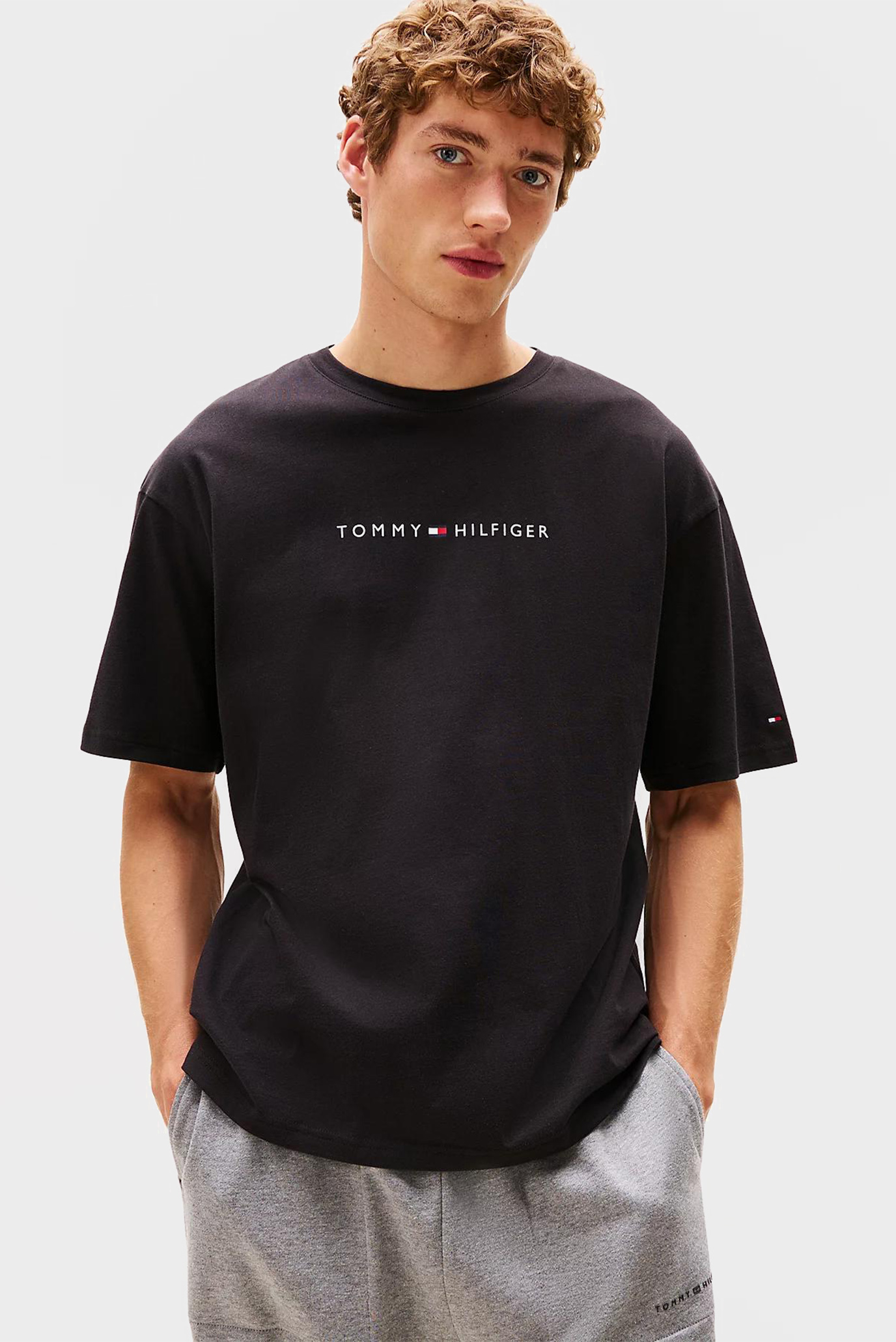 Мужская черная футболка CONT LOGO Черный XXL Tommy Hilfiger UM0UM03685 Мужская черная футболка CONT LOGO Черный XXL Tommy Hilfiger UM0UM03685