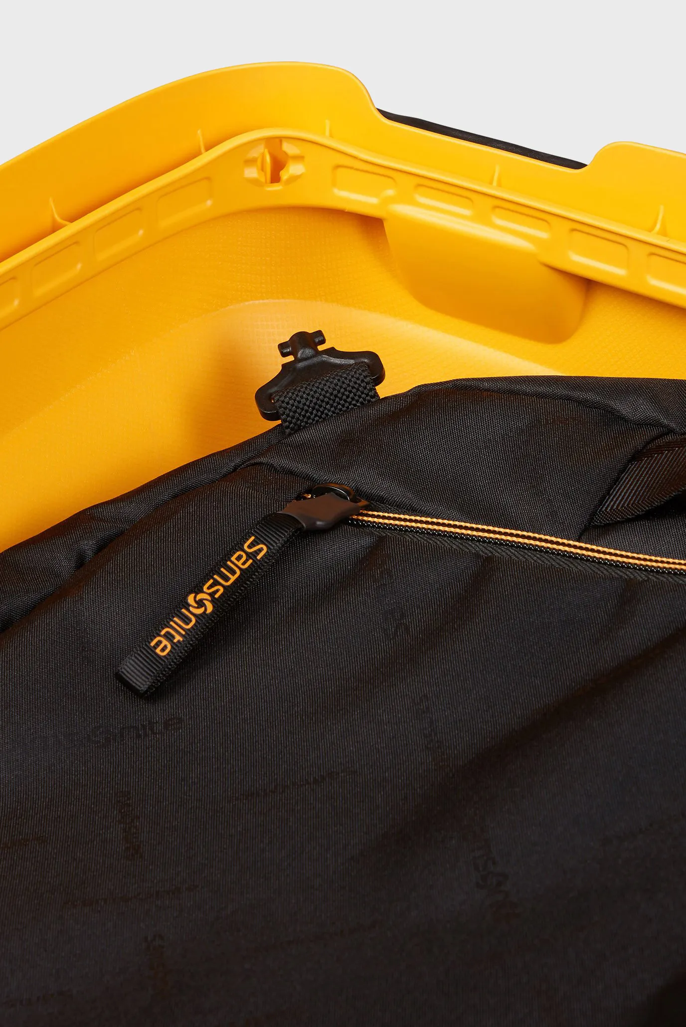 Жовта валіза 55 см ESSENS RADIANT YELLOW 6