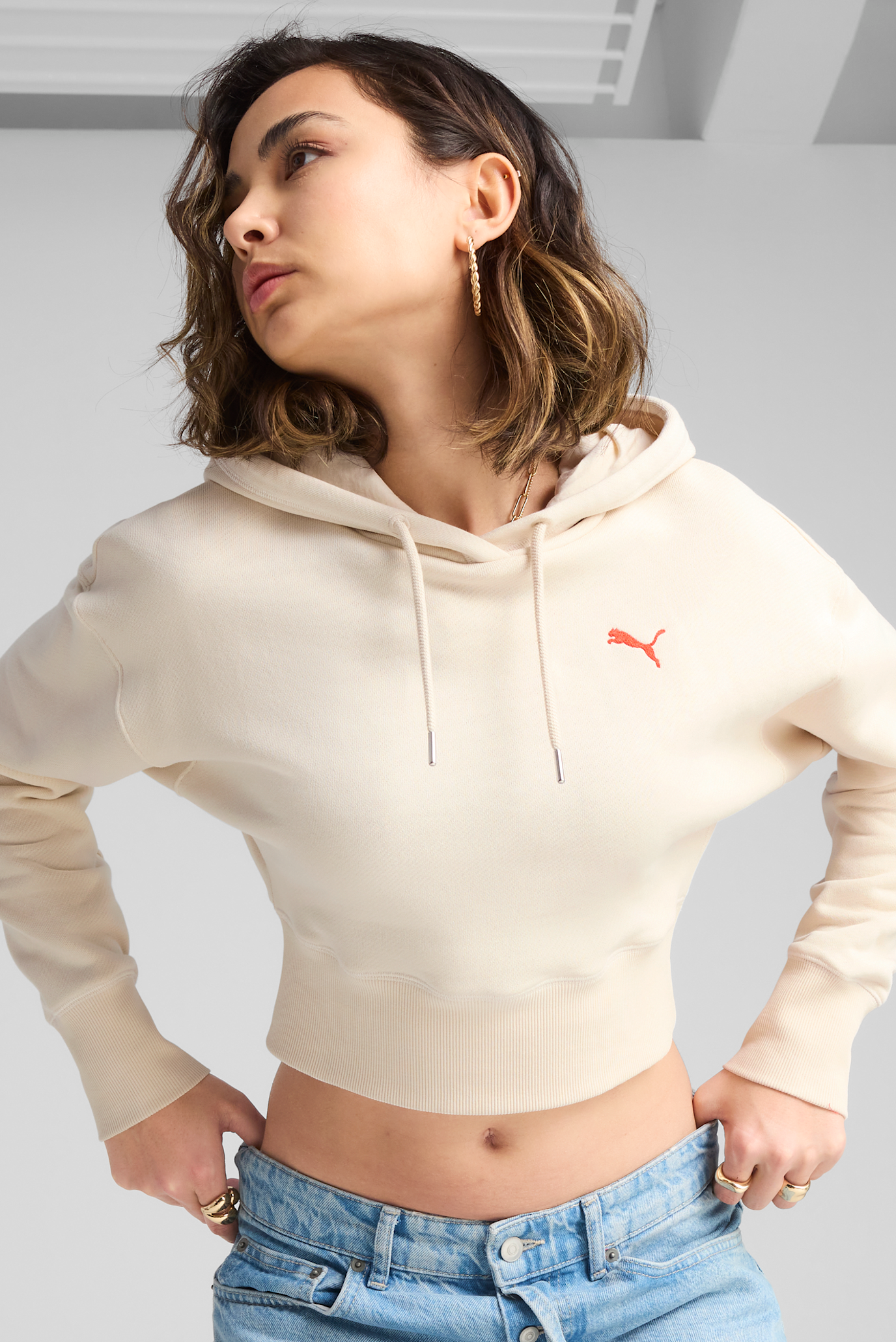 Женское белое худи PREMIUM ESS Relaxed Graphic Hoodie Women 1