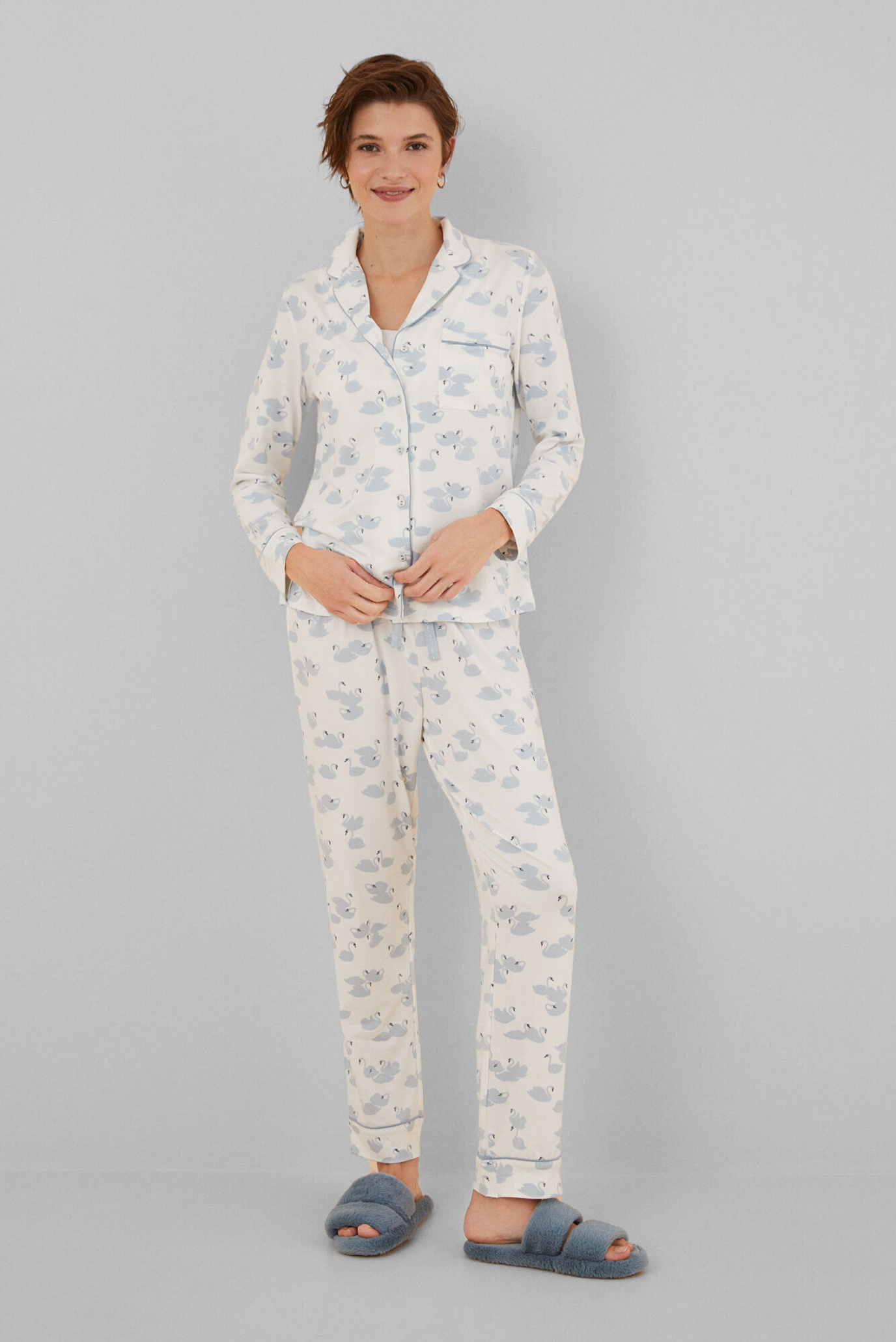 Женская белая пижама с узором (рубашка, брюки) 1
