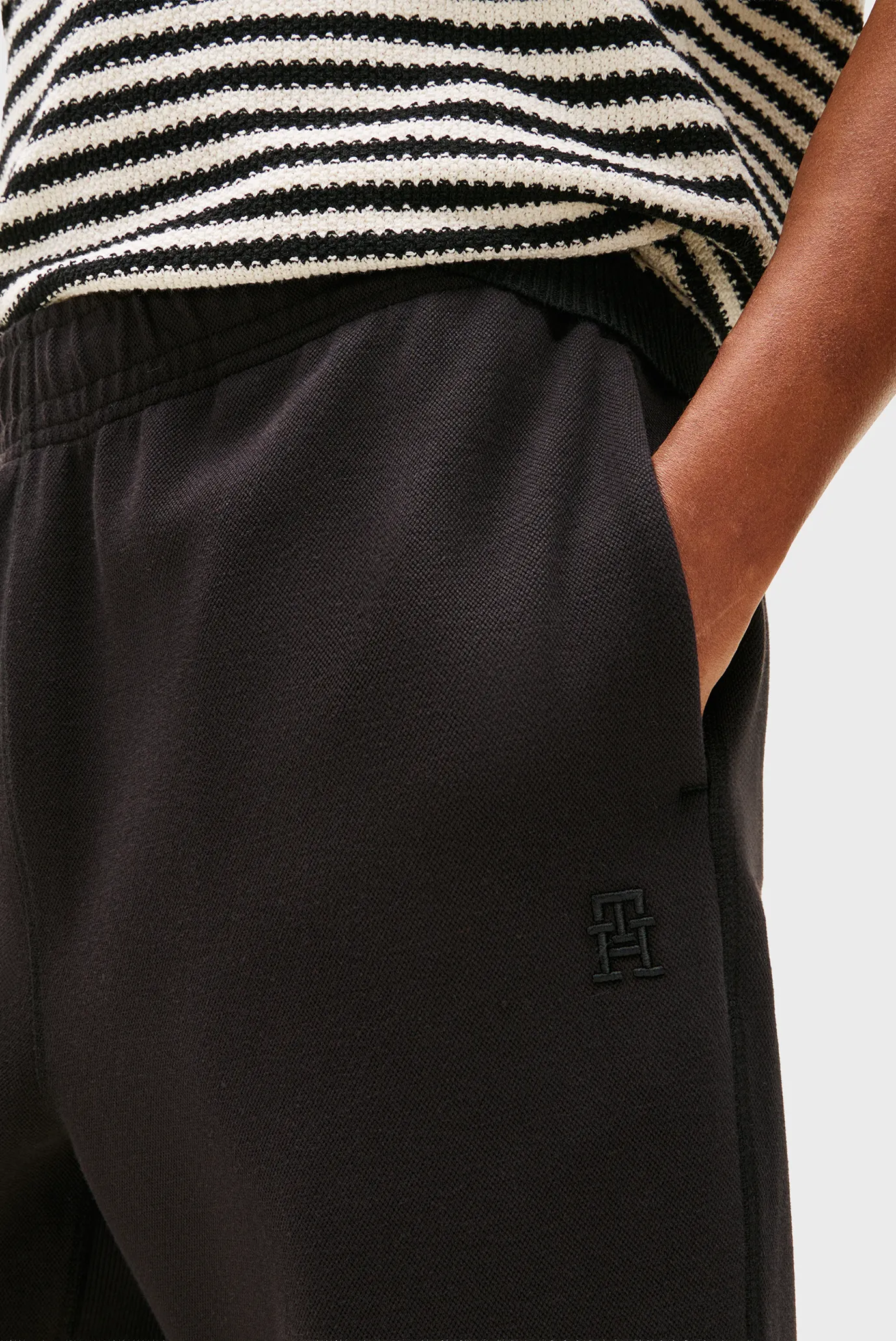 Чоловічі чорні спортивні штани MONOGRAM 4