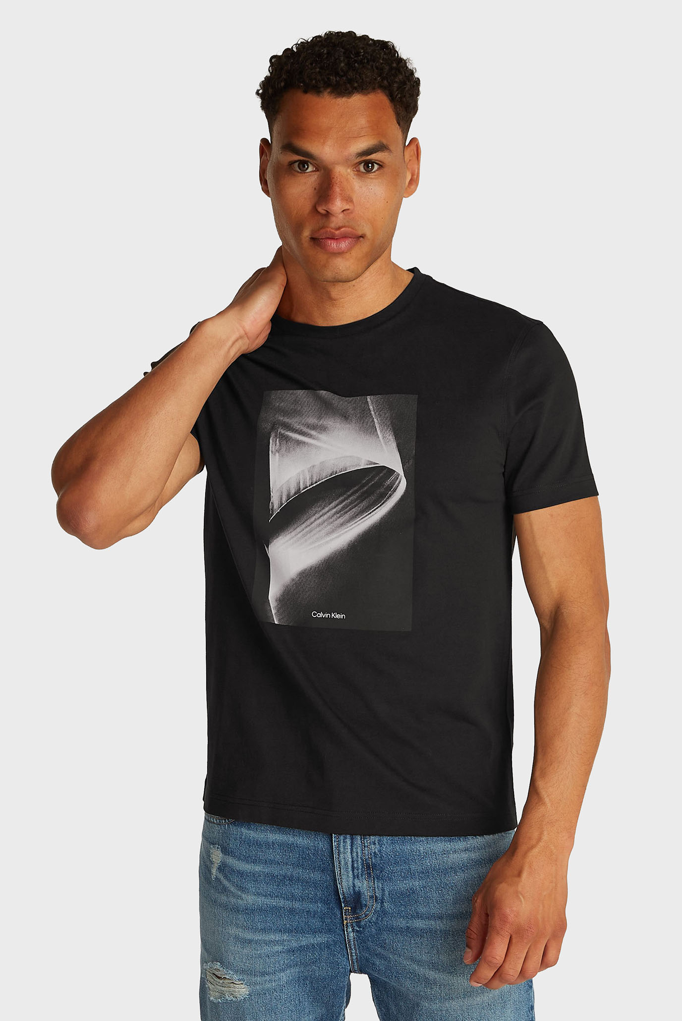 Мужская черная футболка FADED LIGHT GRAPHIC Черный XL Calvin Klein K10K113797 Мужская черная футболка FADED LIGHT GRAPHIC Черный XL Calvin Klein K10K113797