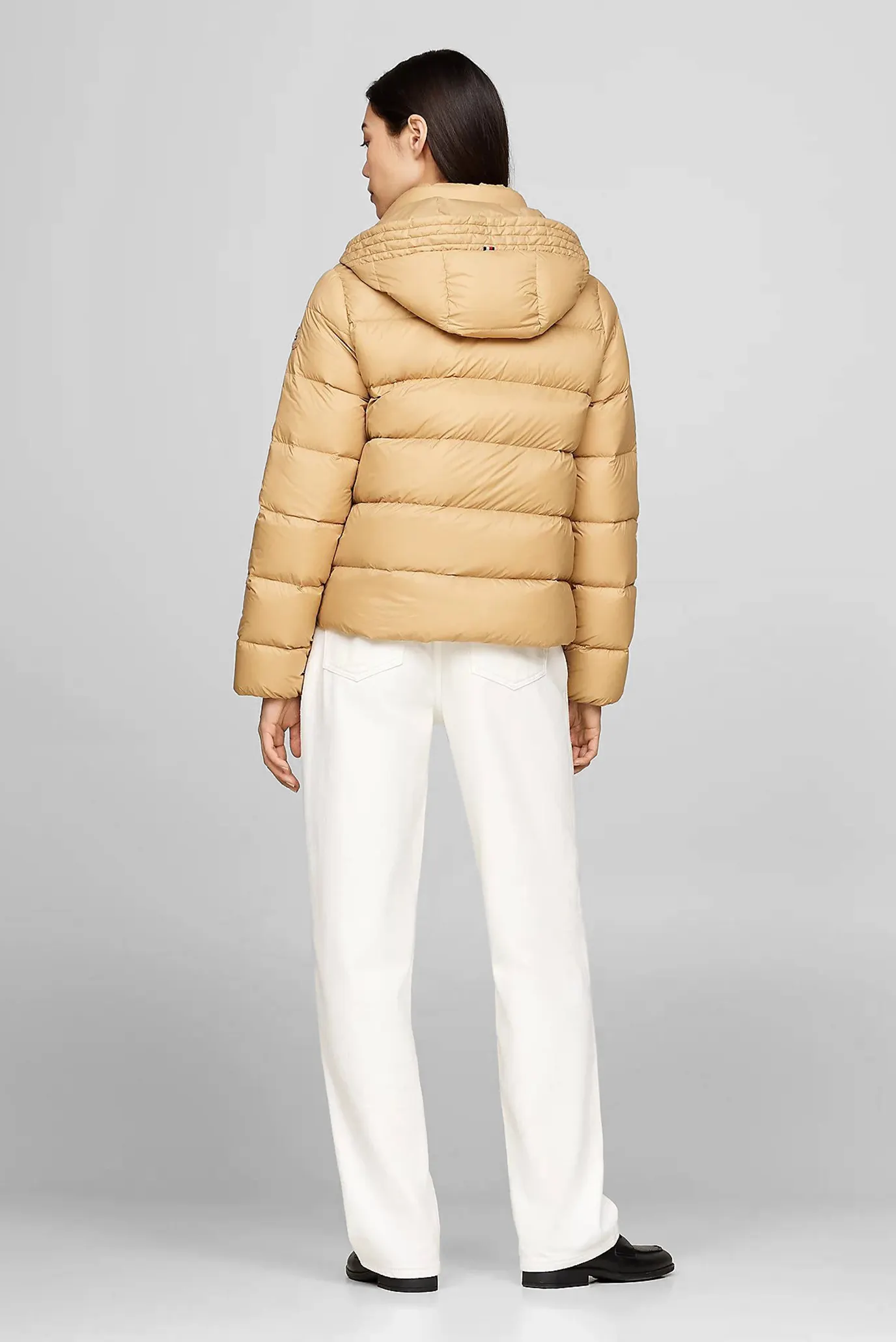 Жіночий бежевий пуховик 3