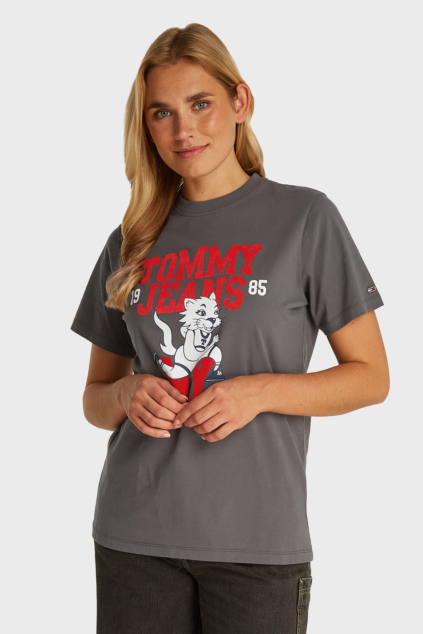 Женская серая футболка TJW RUNNING CAT GRAPHIC 2 TEE Серый S Tommy Jeans DW0DW20563 Женская серая футболка TJW RUNNING CAT GRAPHIC 2 TEE Серый S Tommy Jeans DW0DW20563