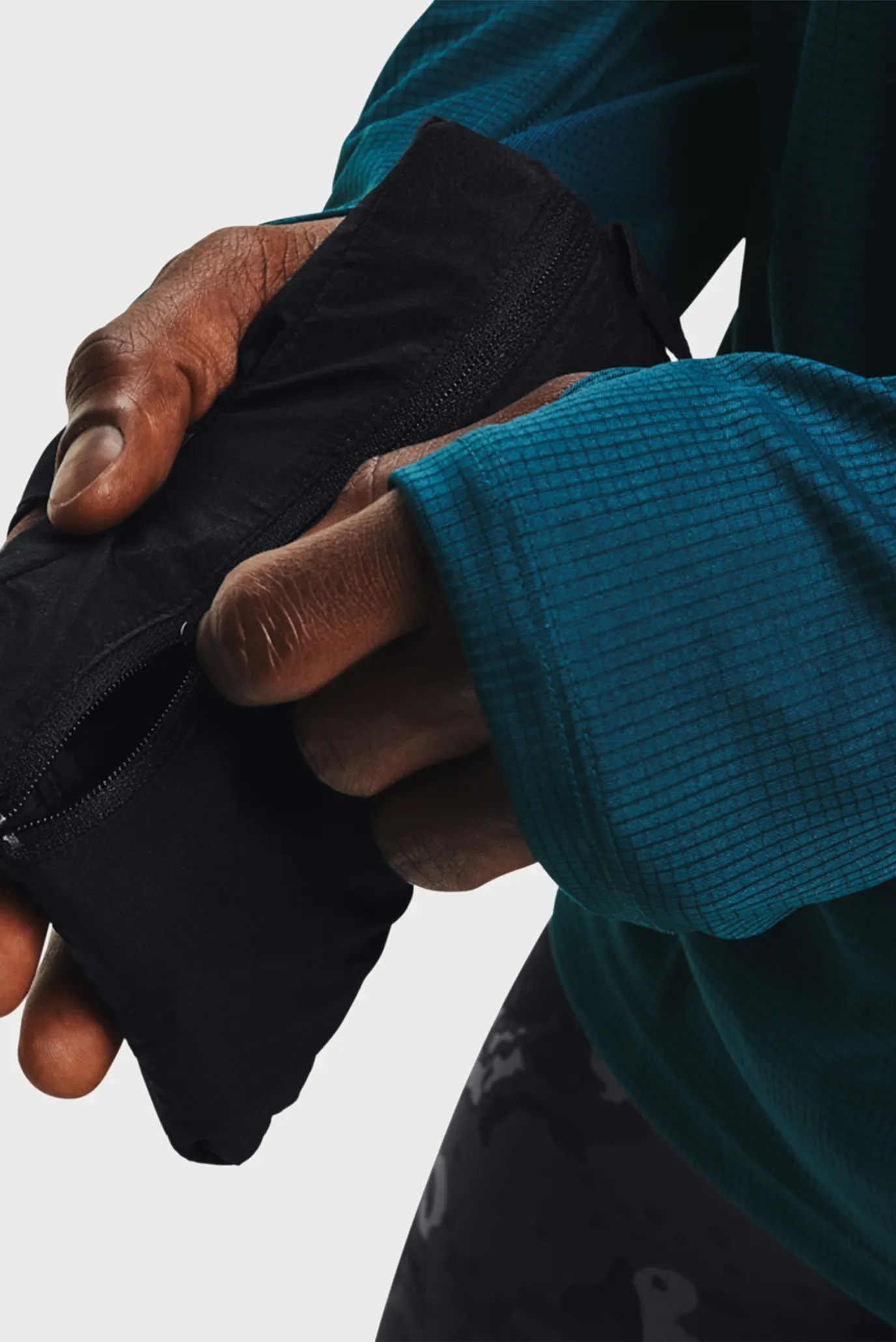 Мужской черный жилет UA OutRun the STORM Vest 4