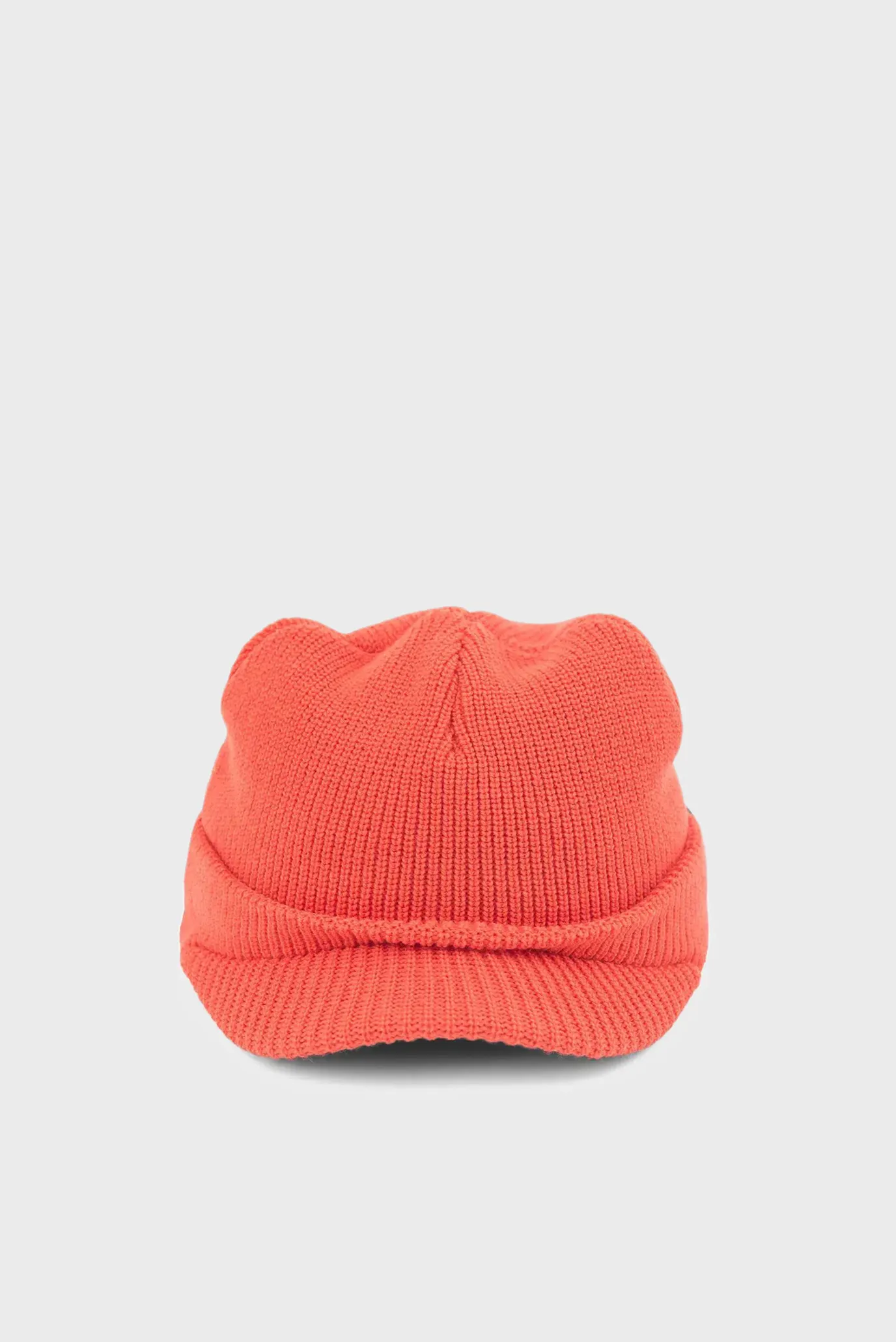 Женская коралловая шапка 1