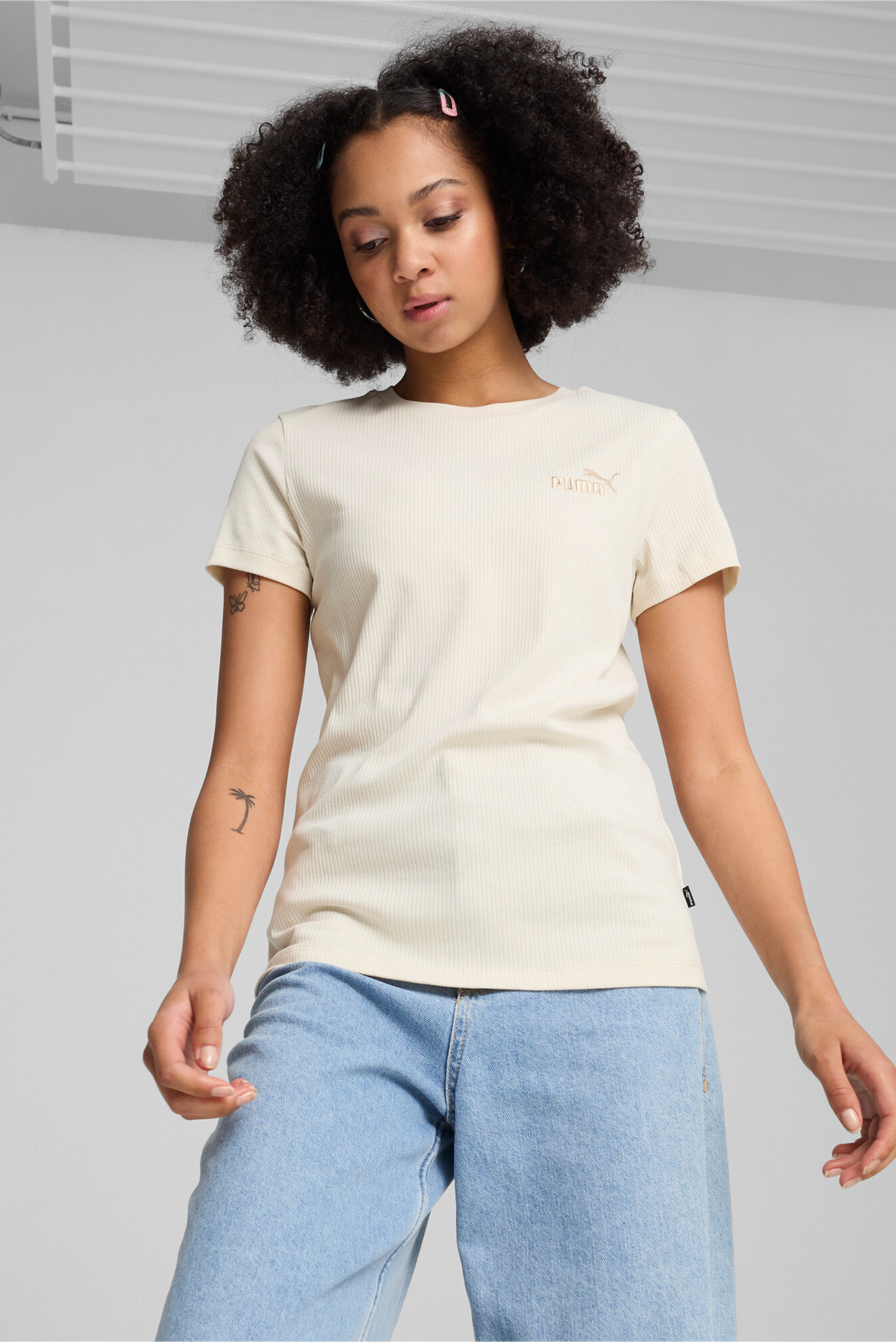 Женская бежевая футболка ESS ELEVATED Tee Women 1