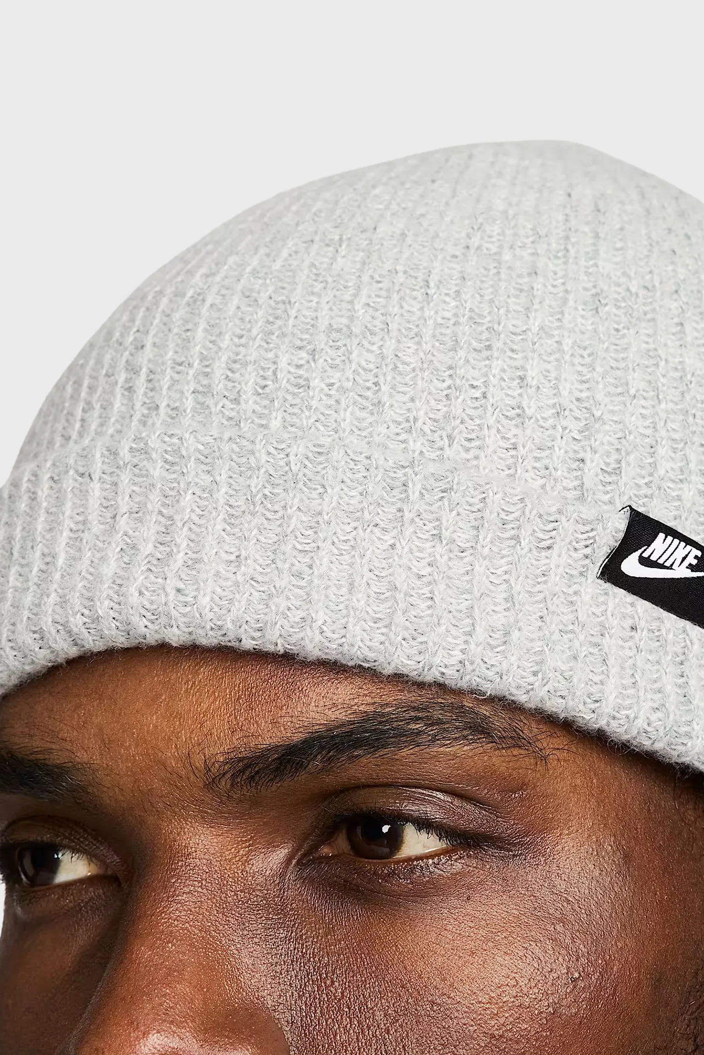 Светло-серая шапка 2