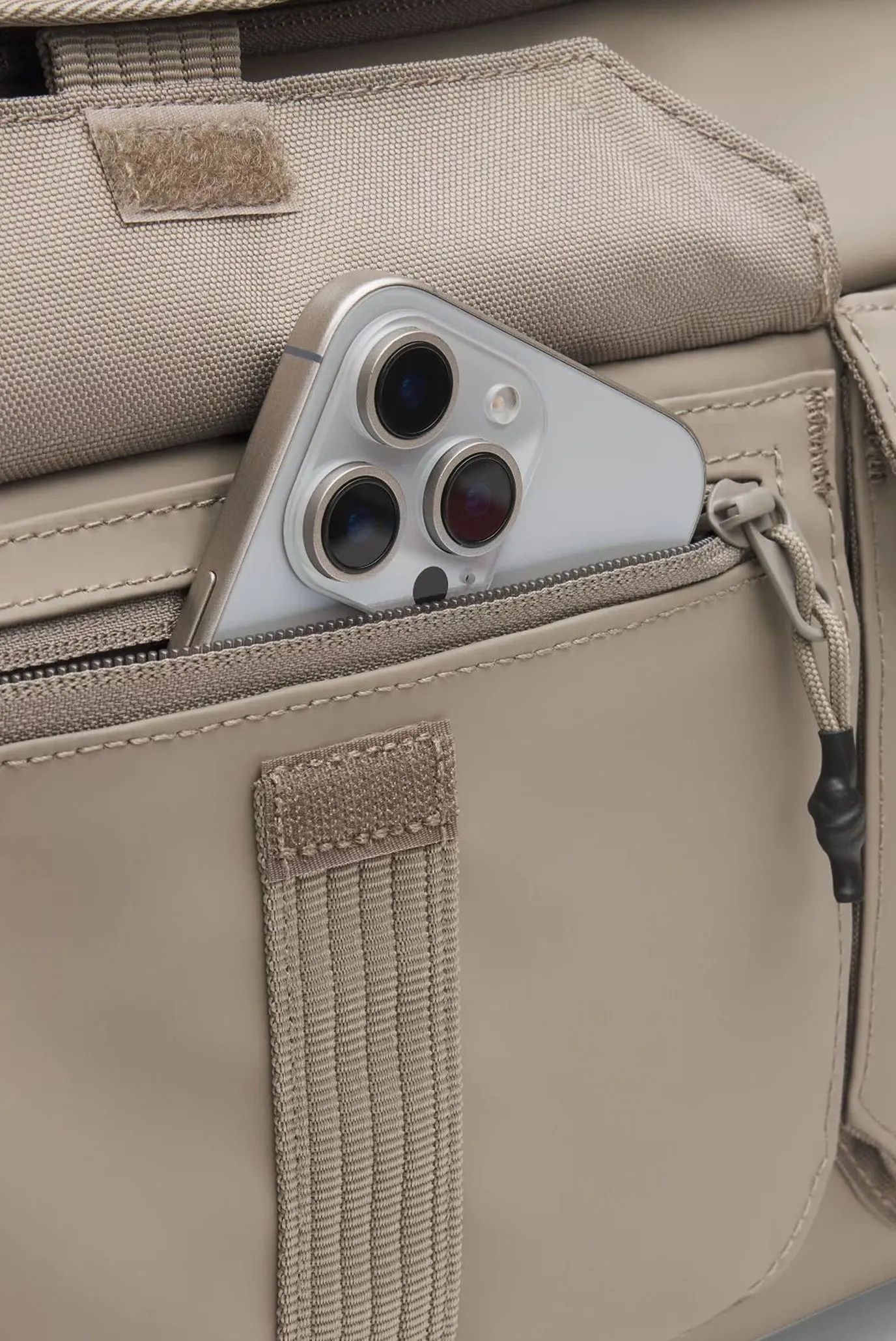 Бежева спортивна сумка-рюкзак UA Triumph Backpack Duffle 6