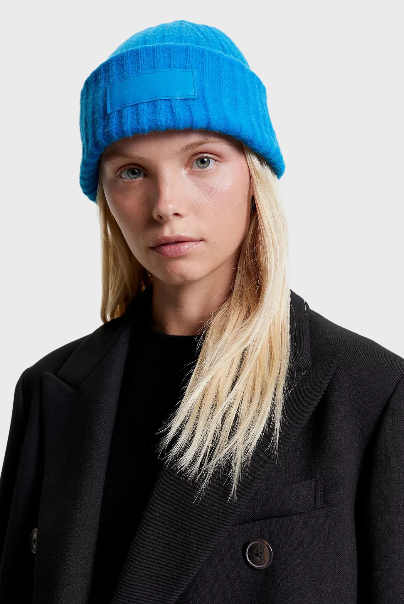 Жіноча блакитна шапка 2