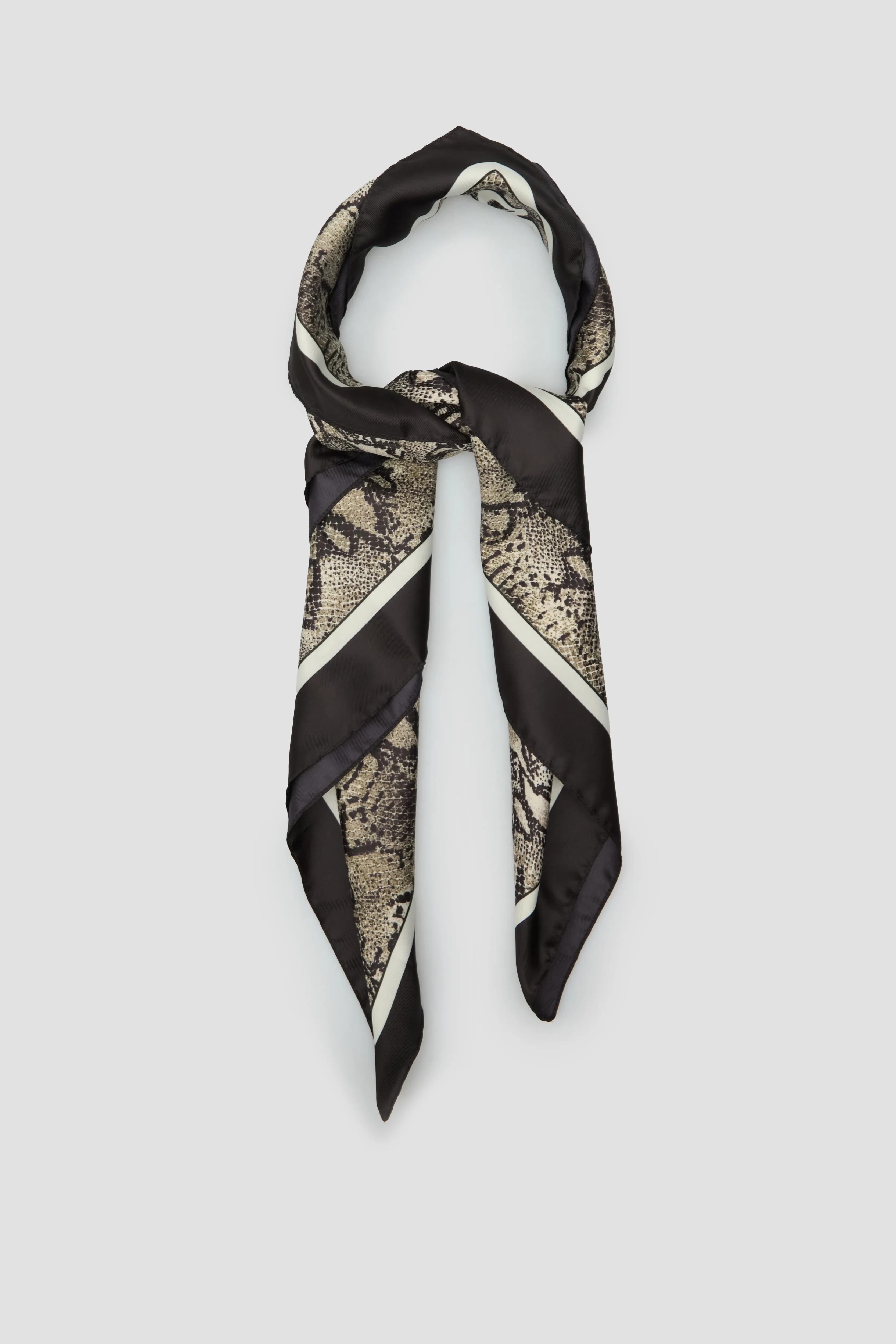 Жіноча хустка з візерунком 1