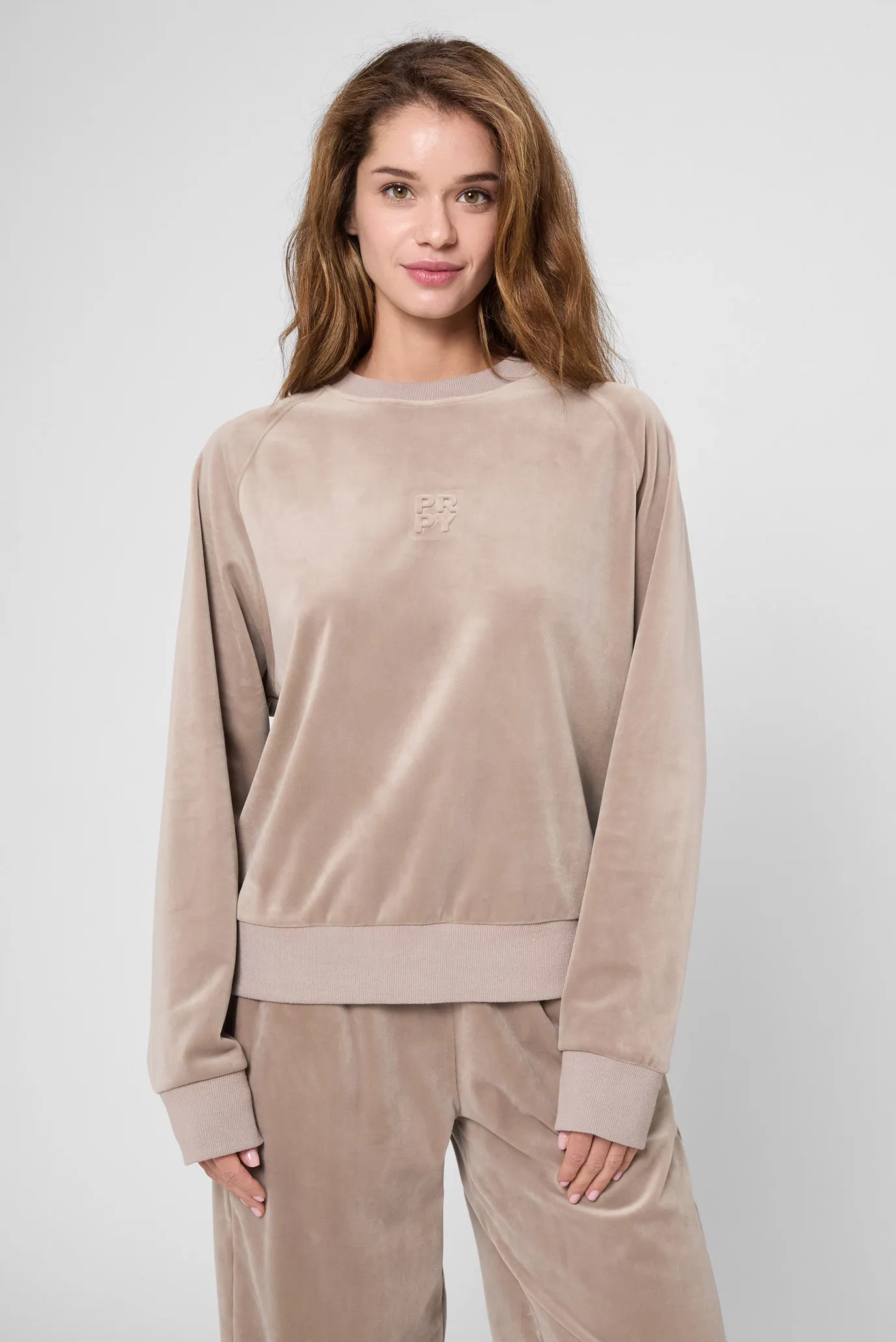 Жіночий бежевий велюровий світшот 1