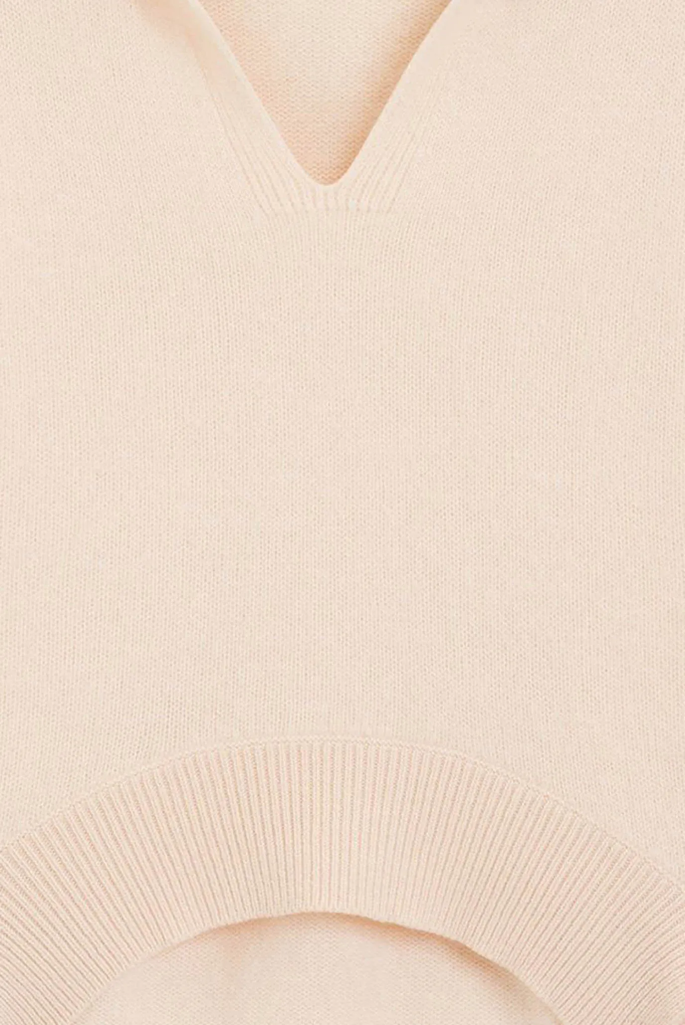 Женский пудровый шерстяной свитер 2