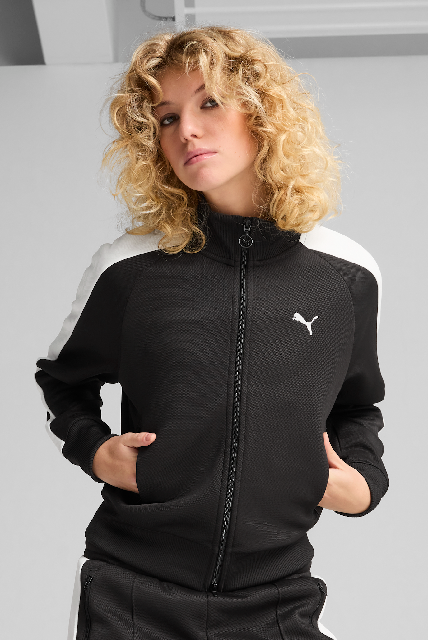 Жіноча чорна спортивна кофта T7 ALWAYS ON Short Track Jacket Women 1