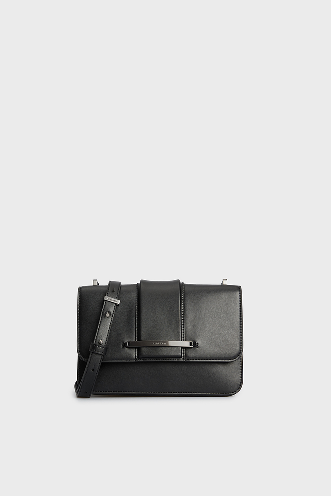 Женская черная сумка BAR HARDWARE SHOULDER BAG 1