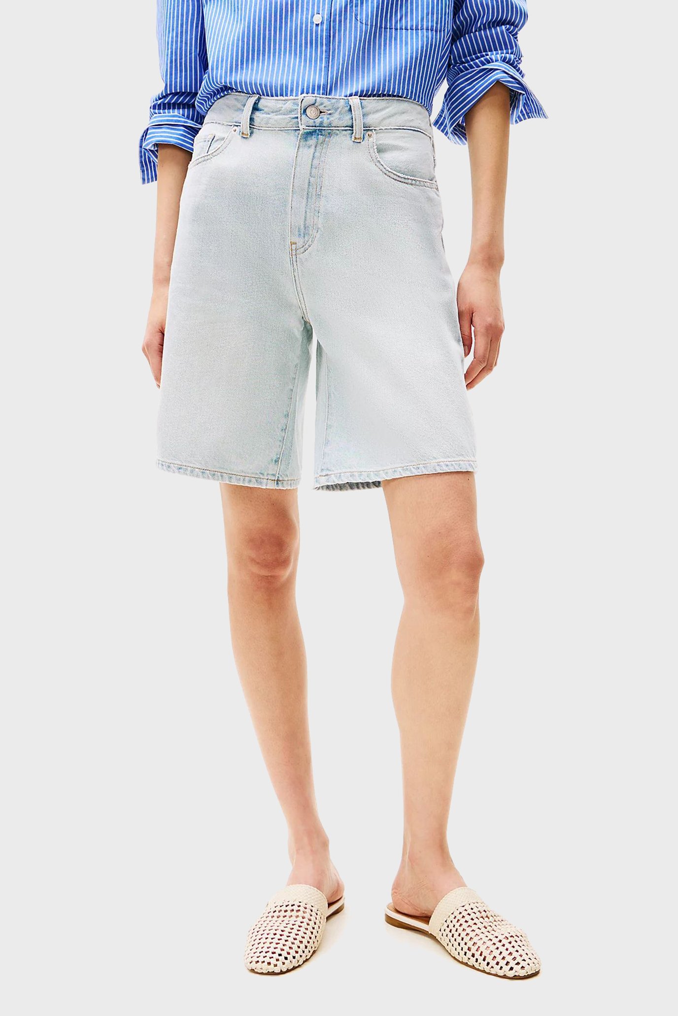 Женские голубые джинсовые шорты BERMUDA SKY Голубой 27 Tommy Hilfiger WW0WW44388 Женские голубые джинсовые шорты BERMUDA SKY Голубой 27 Tommy Hilfiger WW0WW44388