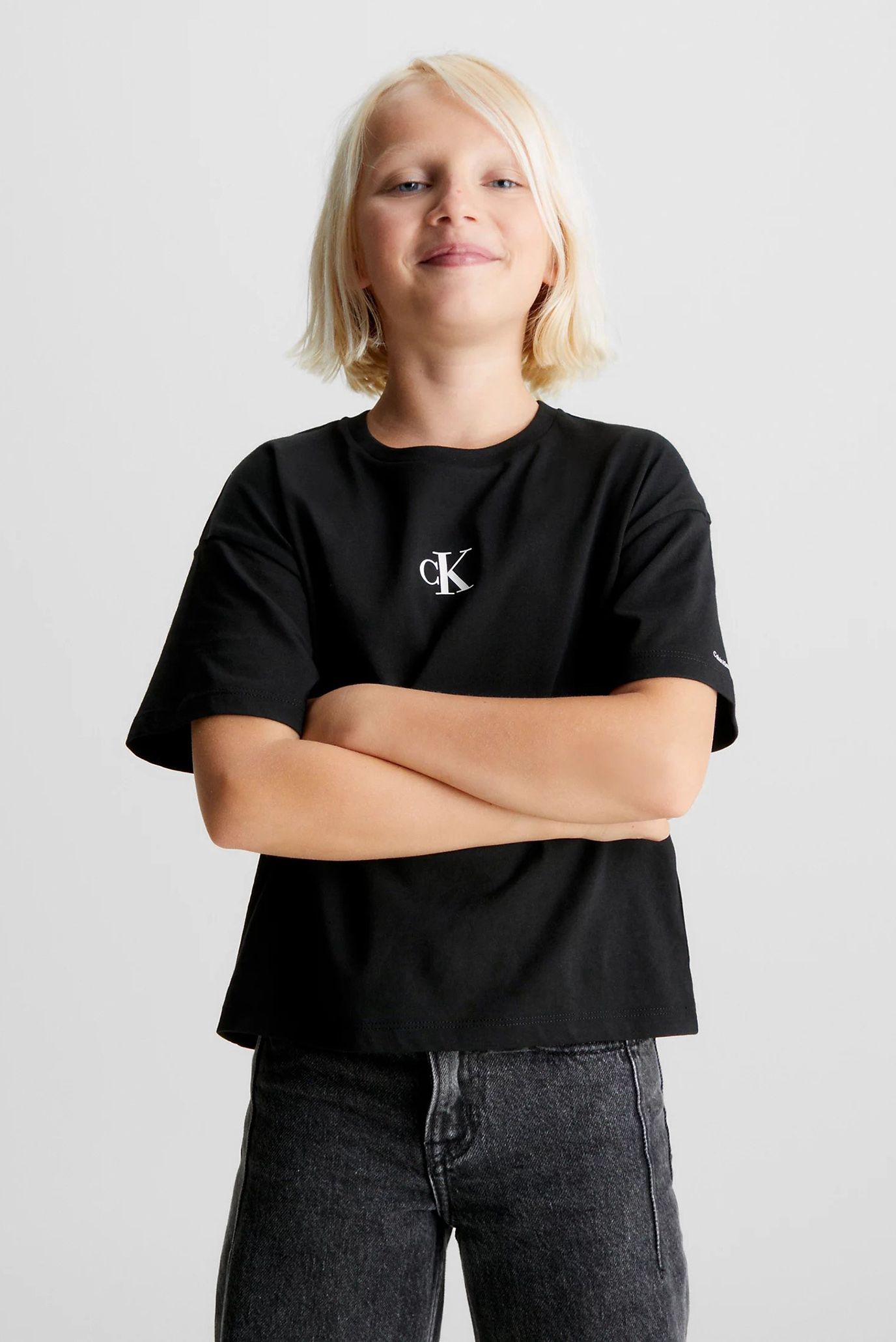 Детская черная футболка CK LOGO BOXY 1