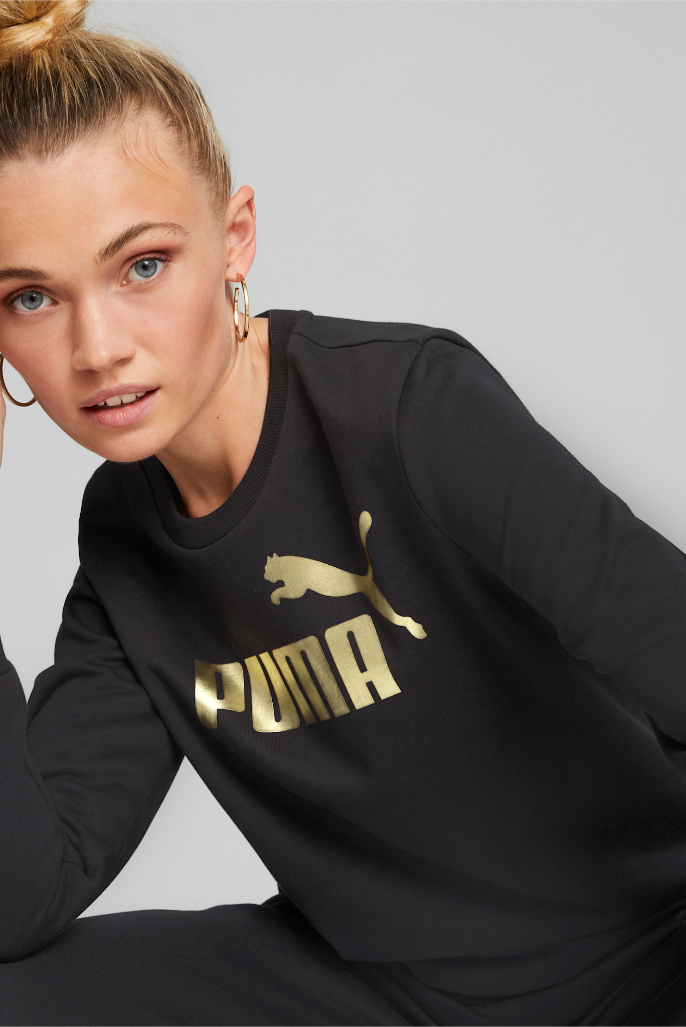 Женский черный свитшот Essentials+ Metallic Logo Crewneck Sweatshirt Women 1