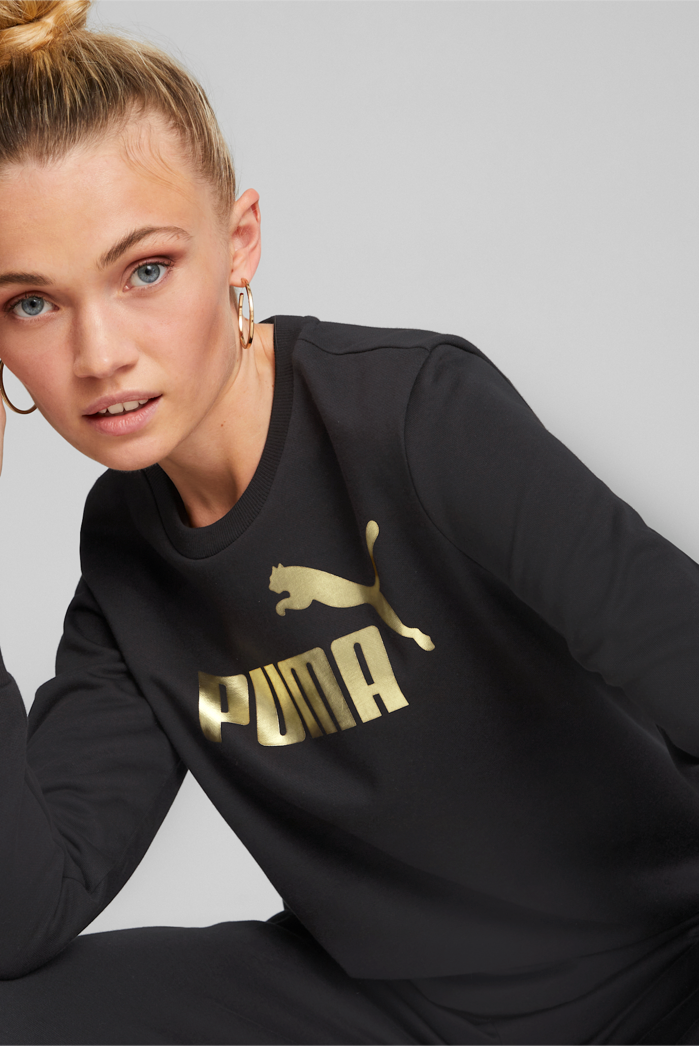 Жіночий чорний світшот Essentials+ Metallic Logo Crewneck Sweatshirt Women 1