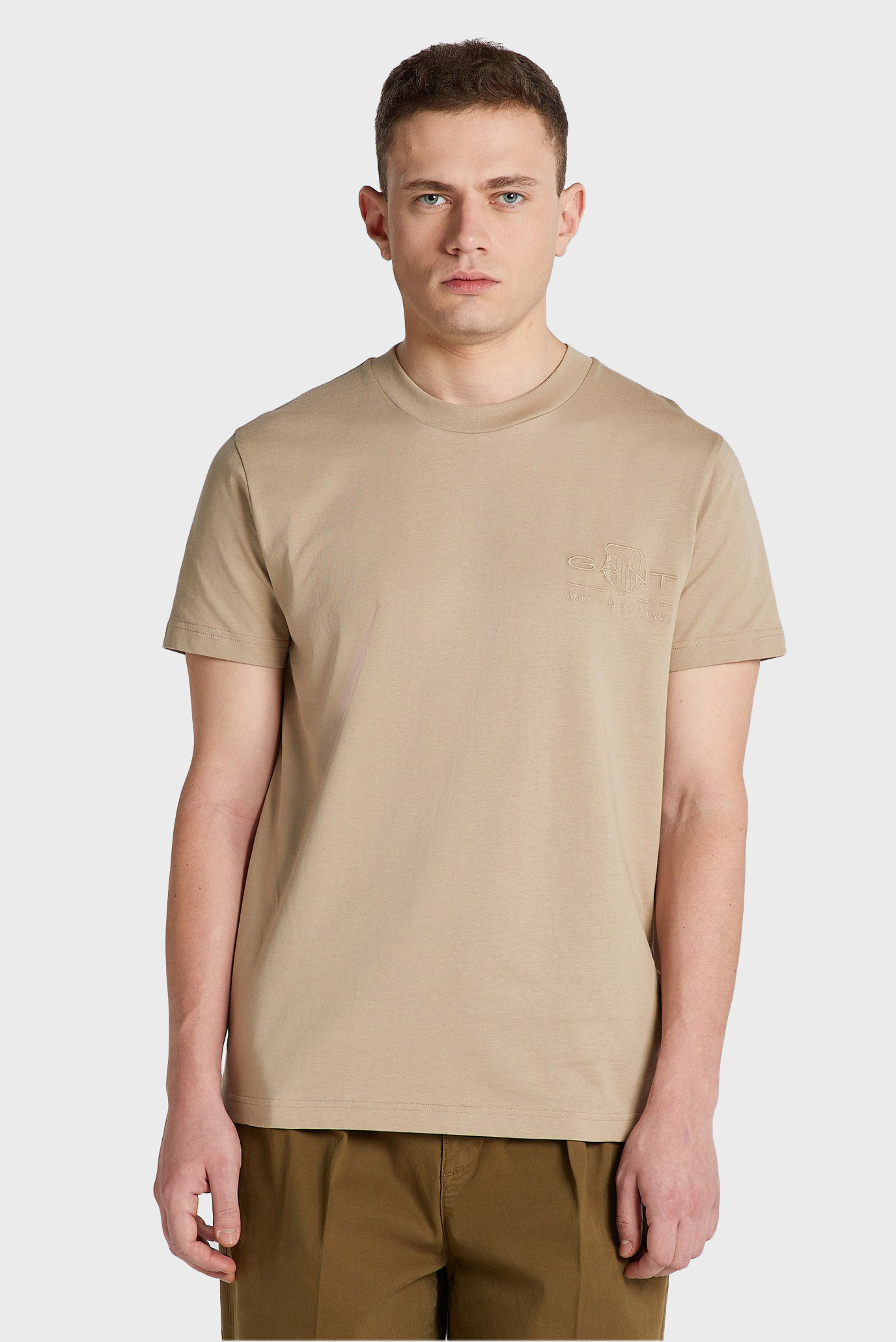 Мужская бежевая футболка REG MED TONAL SHIELD SS Gant 2003223 — MD-Fashion