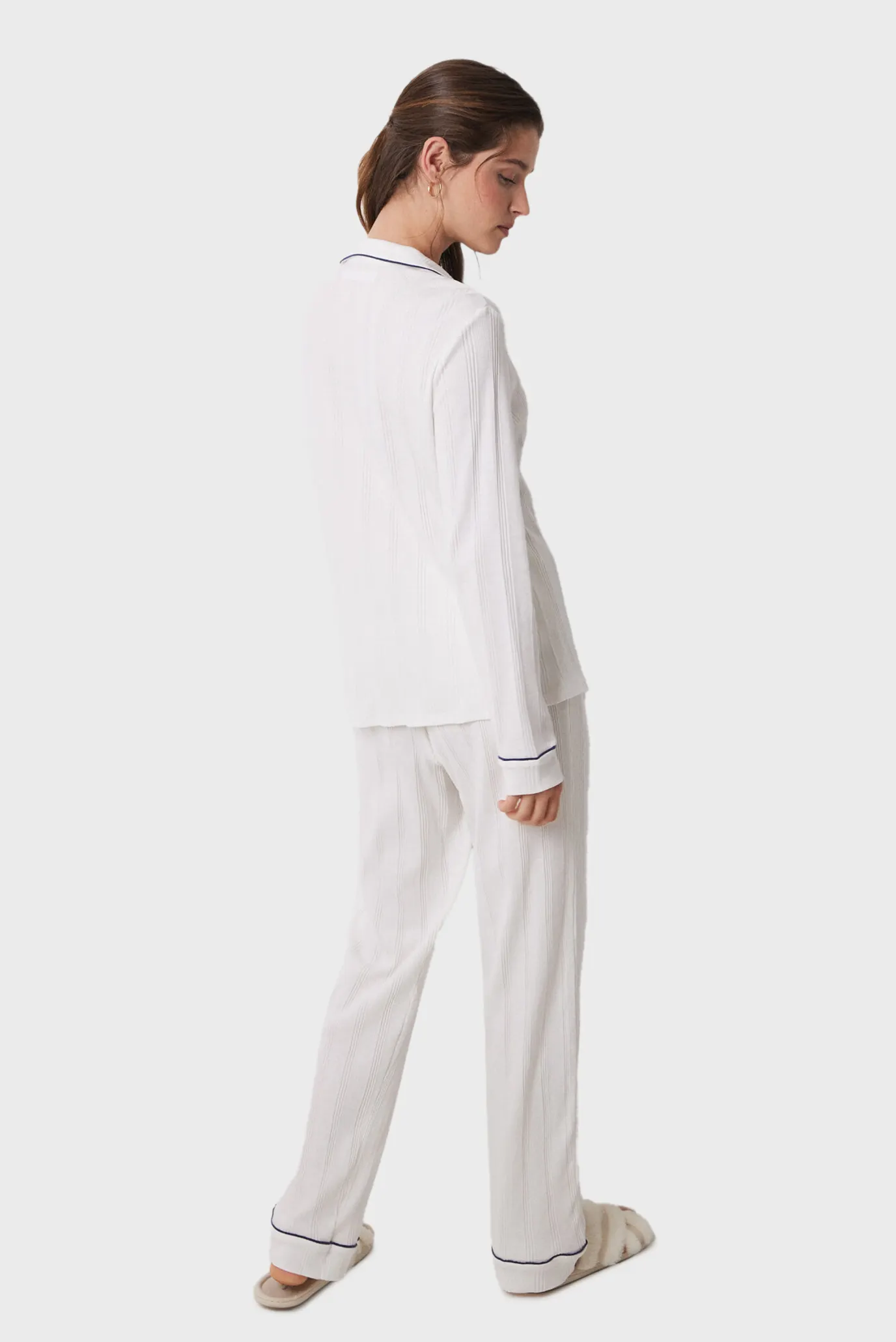 Жіноча біла піжама (сорочка, брюки) 2