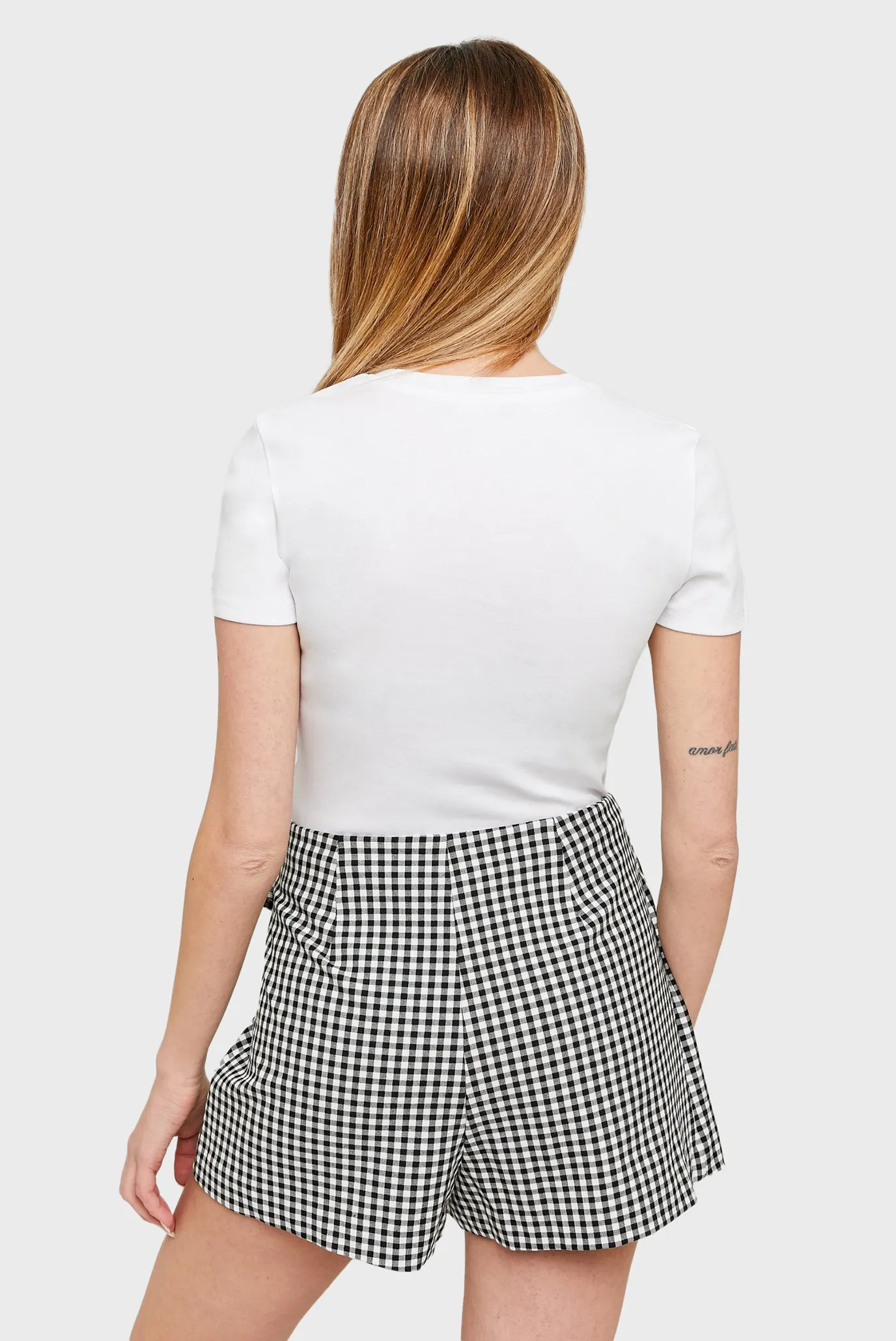 Женская белая футболка 3