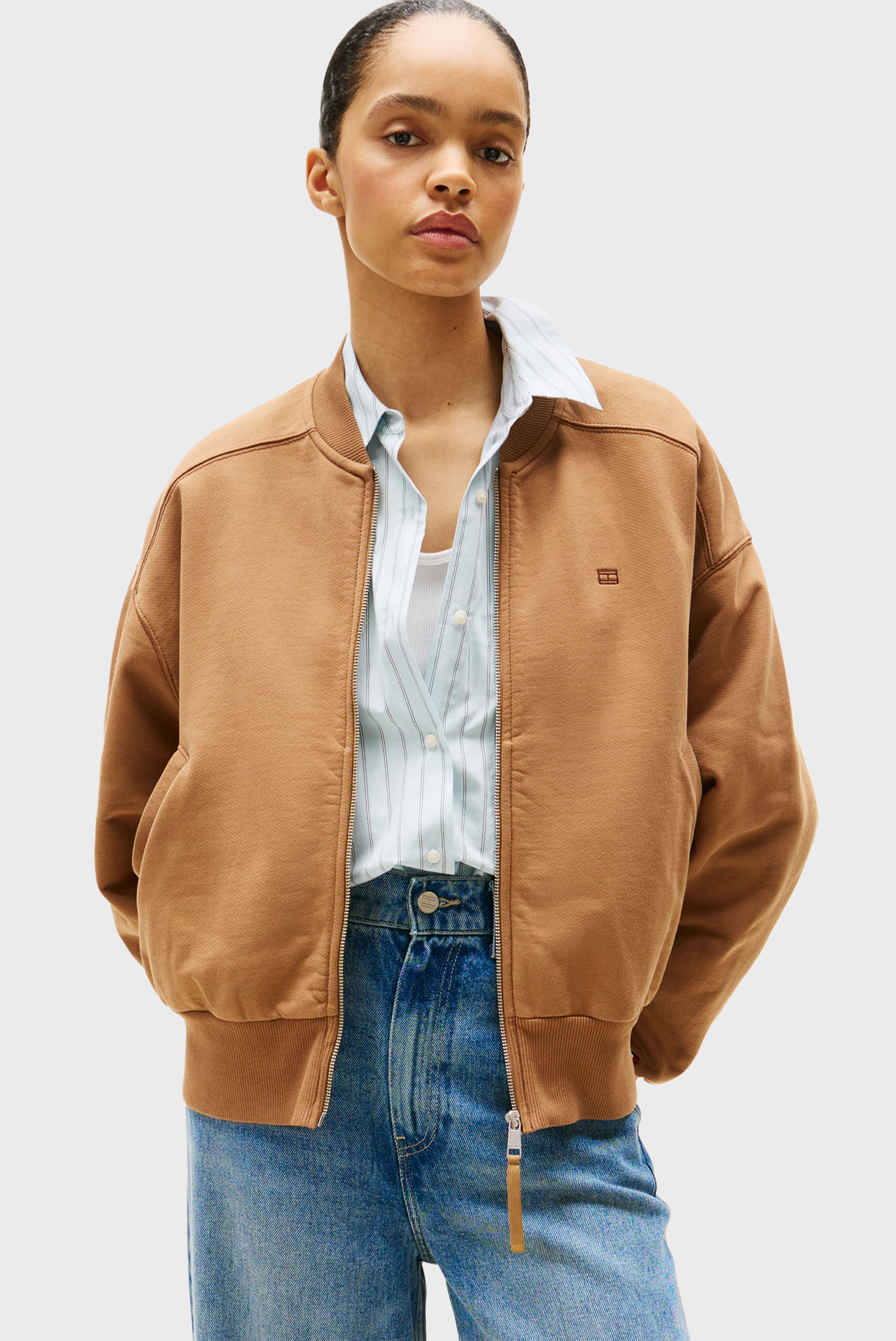 Женский коричневый бомбер TONAL FLAG TERRY ZIP-UP Коричневый L Tommy Hilfiger WW0WW45753 Женский коричневый бомбер TONAL FLAG TERRY ZIP-UP Коричневый L Tommy Hilfiger WW0WW45753
