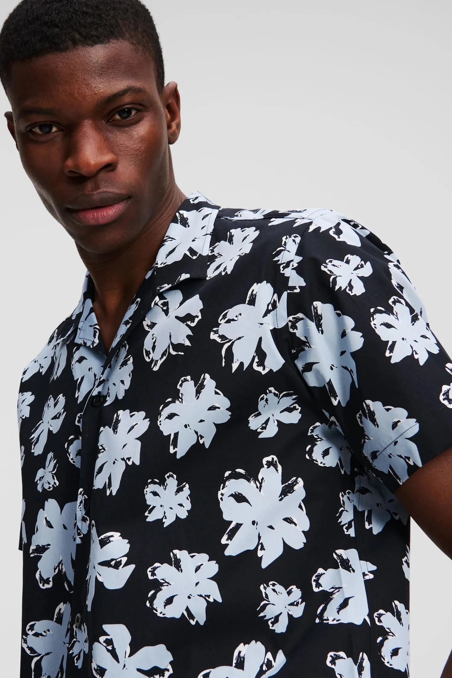 Мужская черная рубашка с узором 4