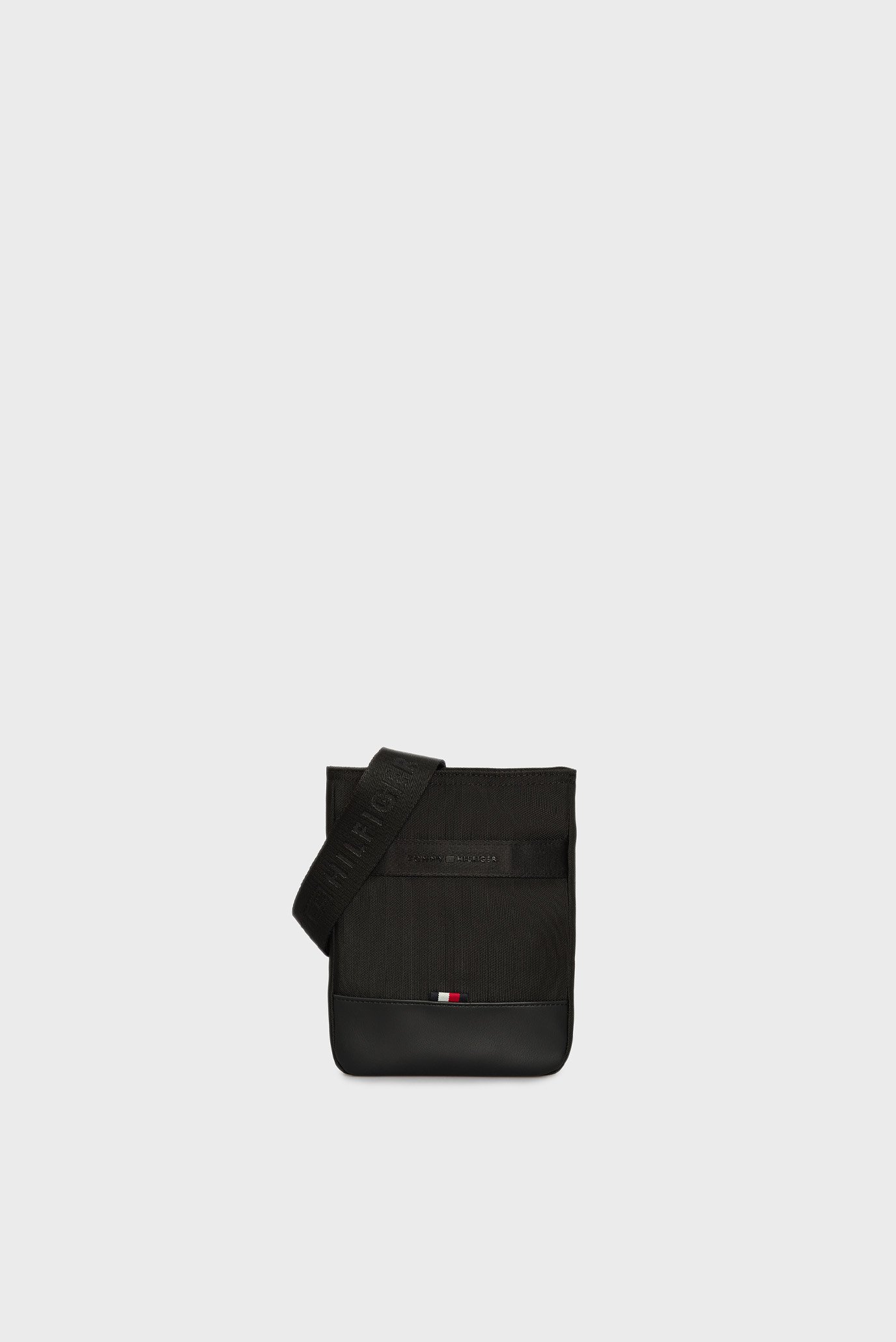 Мужская черная сумка TH NYLON TRAVEL MINI CROSSOVER Черный ONESIZE Tommy Hilfiger AM0AM13473 Мужская черная сумка TH NYLON TRAVEL MINI CROSSOVER Черный ONESIZE Tommy Hilfiger AM0AM13473
