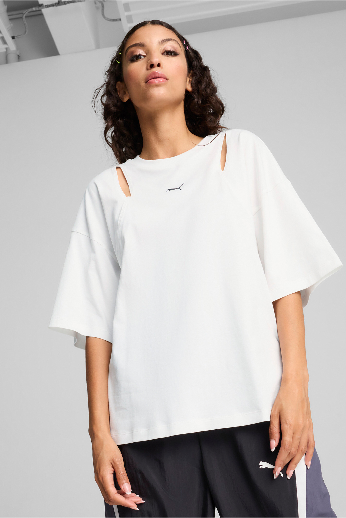 Женская белая футболка DARE TO Oversized Cut-out Tee Women 1