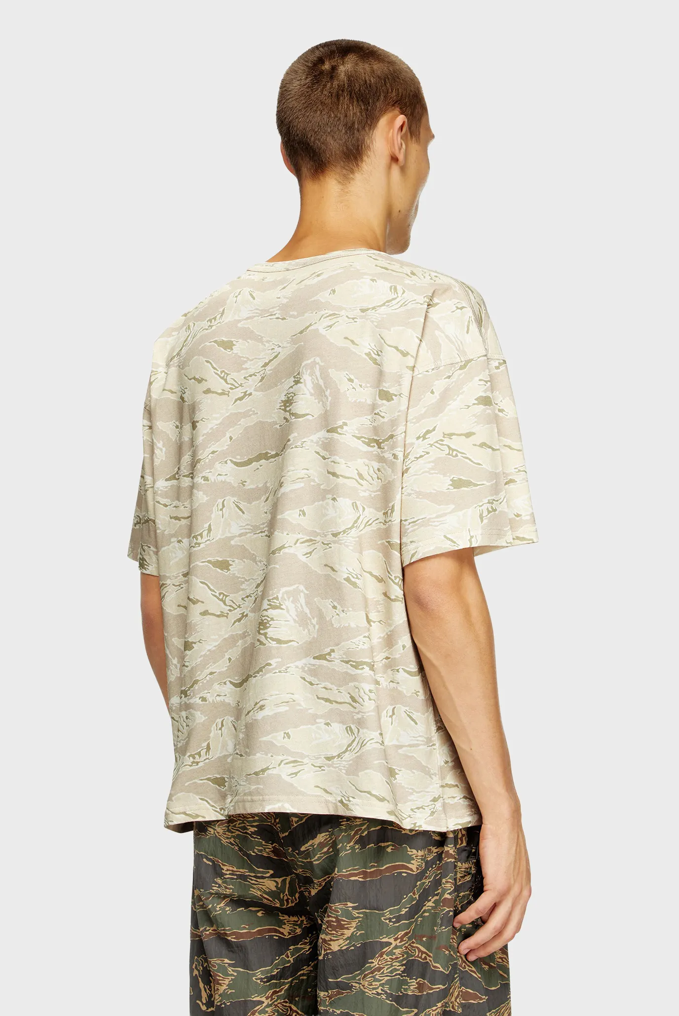 Мужская бежевая футболка с узором T-BOXT-T14 3