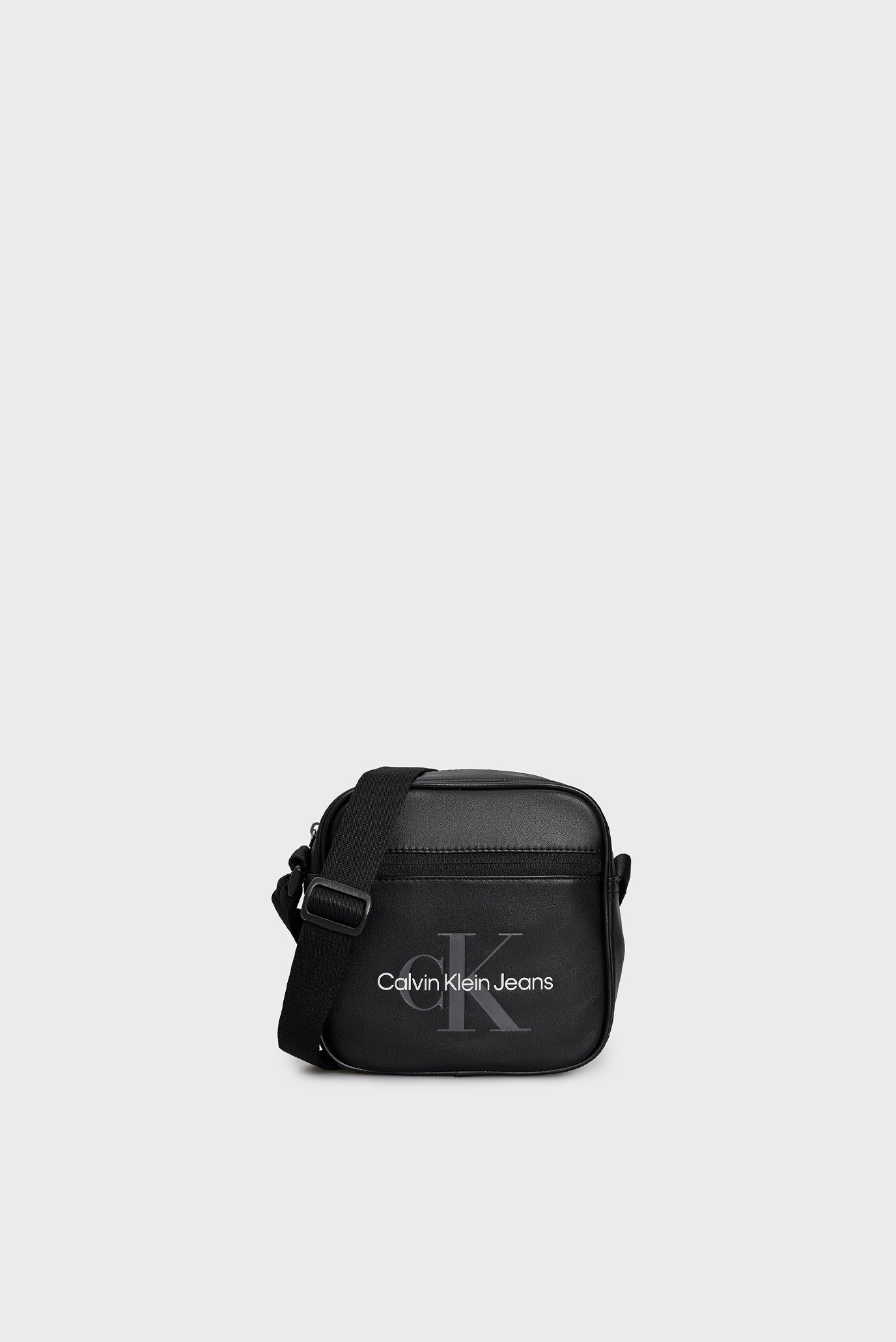 Мужская черная сумка MONOGRAM SOFT SQ CAMERABAG18 Черный ONESIZE Calvin Klein Jeans K50K511826 Мужская черная сумка MONOGRAM SOFT SQ CAMERABAG18 Черный ONESIZE Calvin Klein Jeans K50K511826