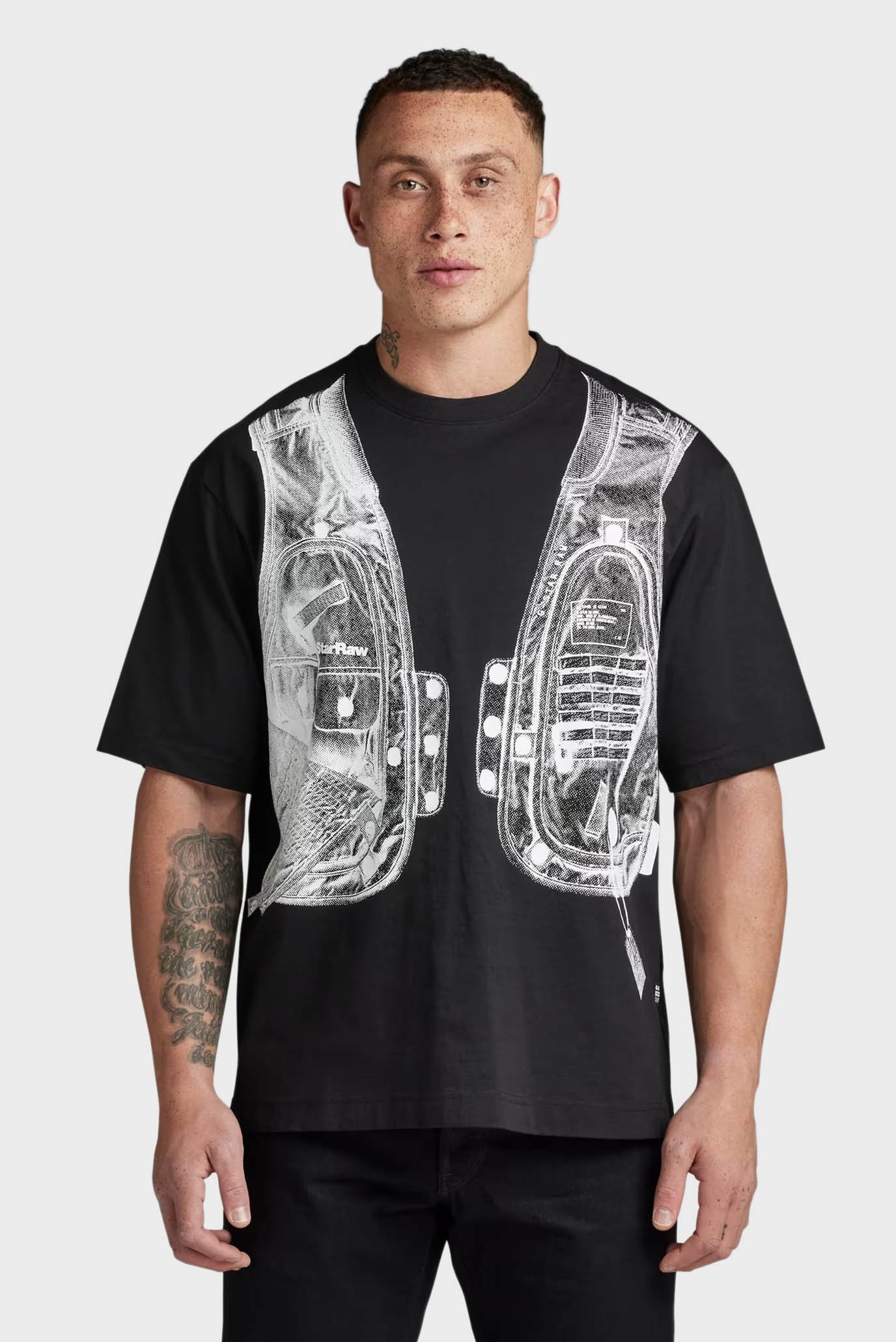 Мужская черная футболка Archive Vest 1