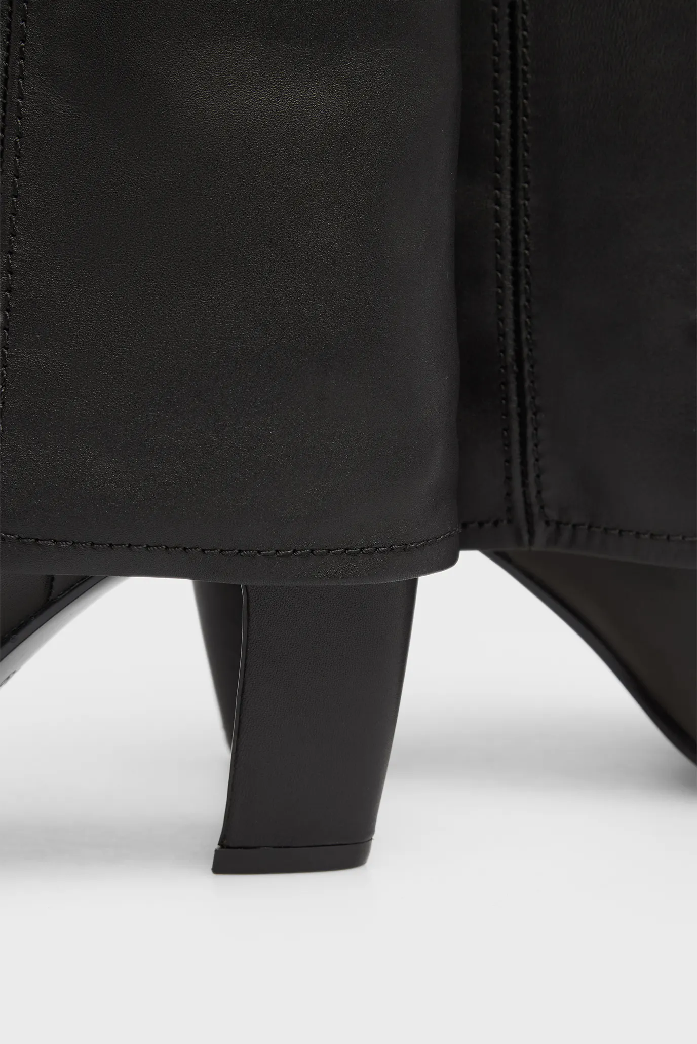 Женские черные кожаные ботильоны Delphine 2