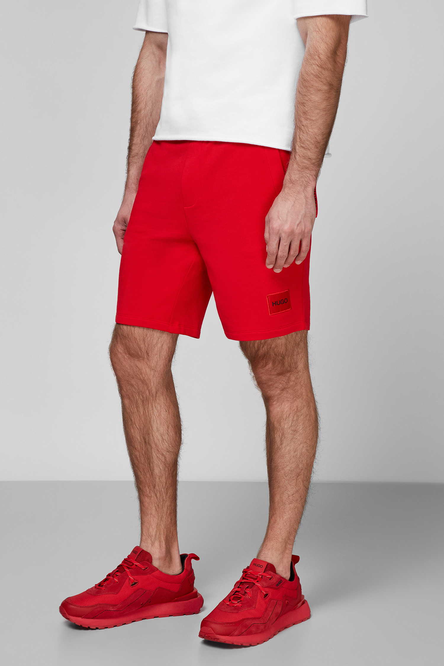 Мужские красные шорты HUGO 50448937;693 — MD-Fashion