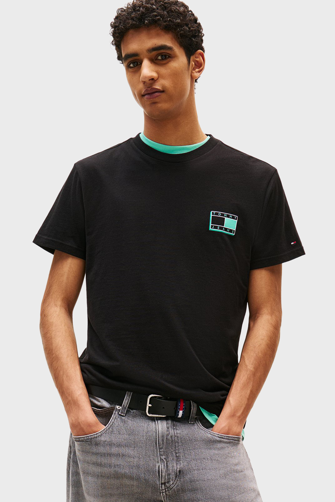 Мужская черная футболка SLIM POP COLOR FLAG Черный XXL Tommy Jeans DM0DM21577 Мужская черная футболка SLIM POP COLOR FLAG Черный XXL Tommy Jeans DM0DM21577