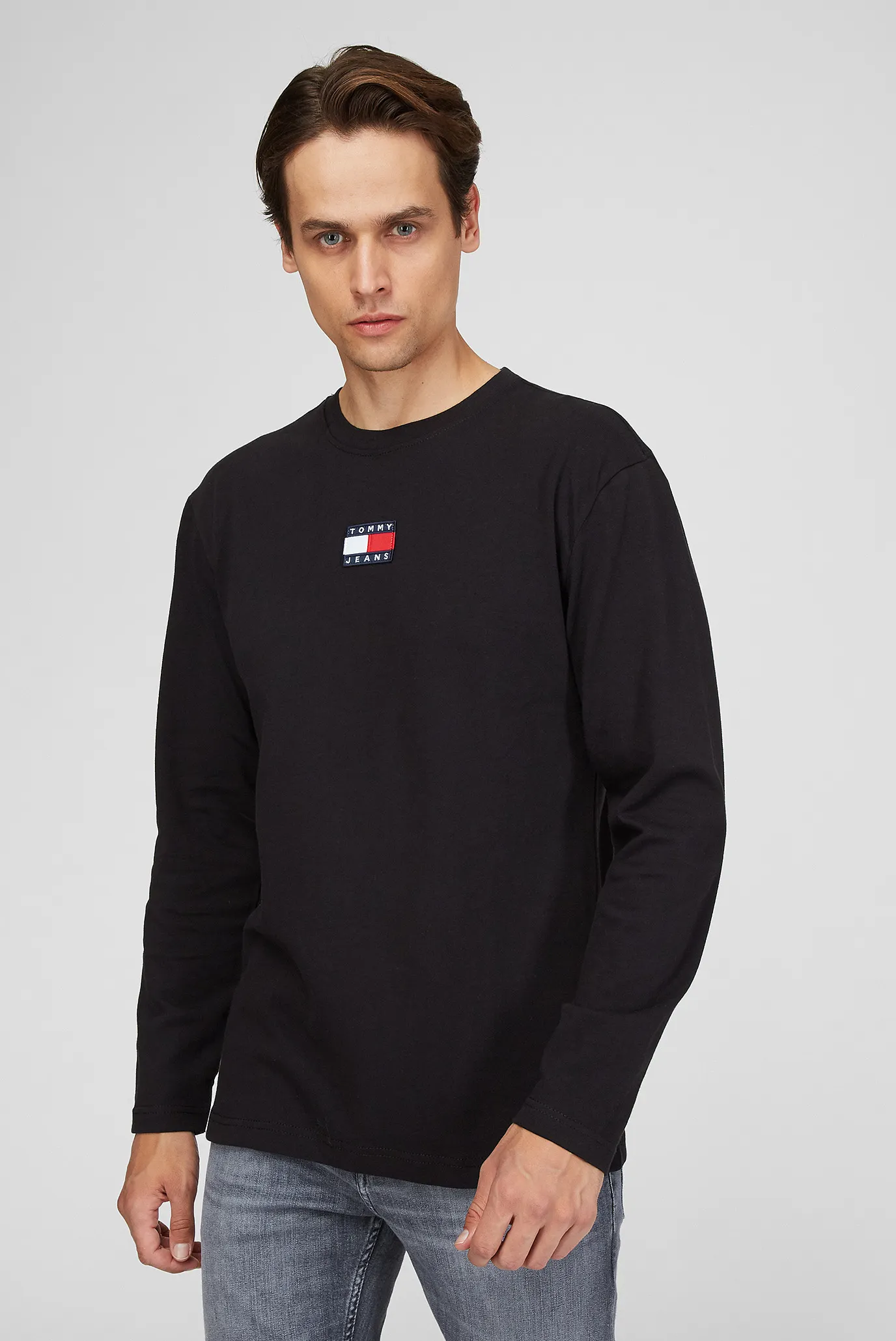 Мужской черный лонгслив TJM LS TOMMY BADGE TEE Tommy Jeans DM0DM10932 —  MD-Fashion