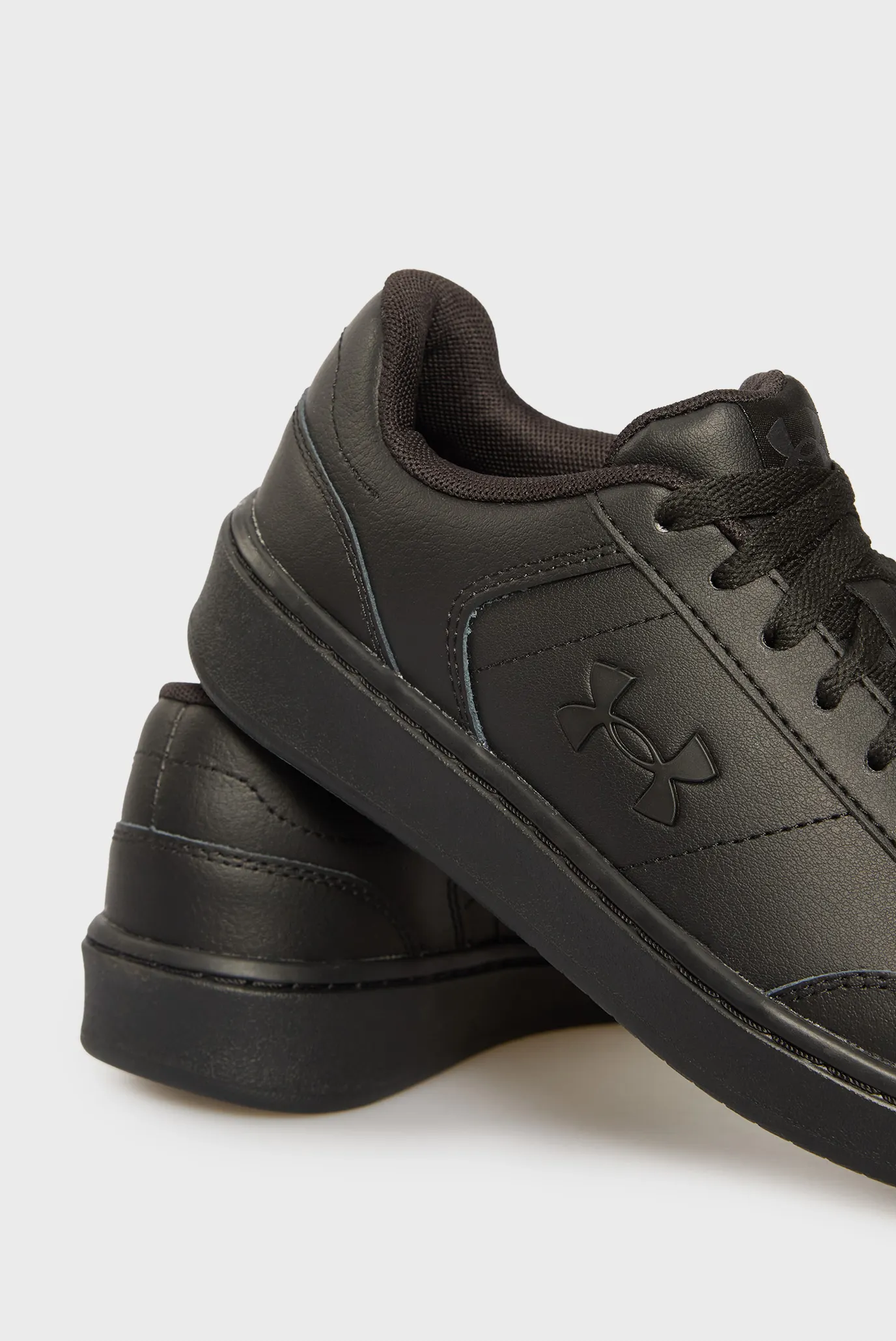 Жіночі чорні шкіряні снікерси UA W Official 2