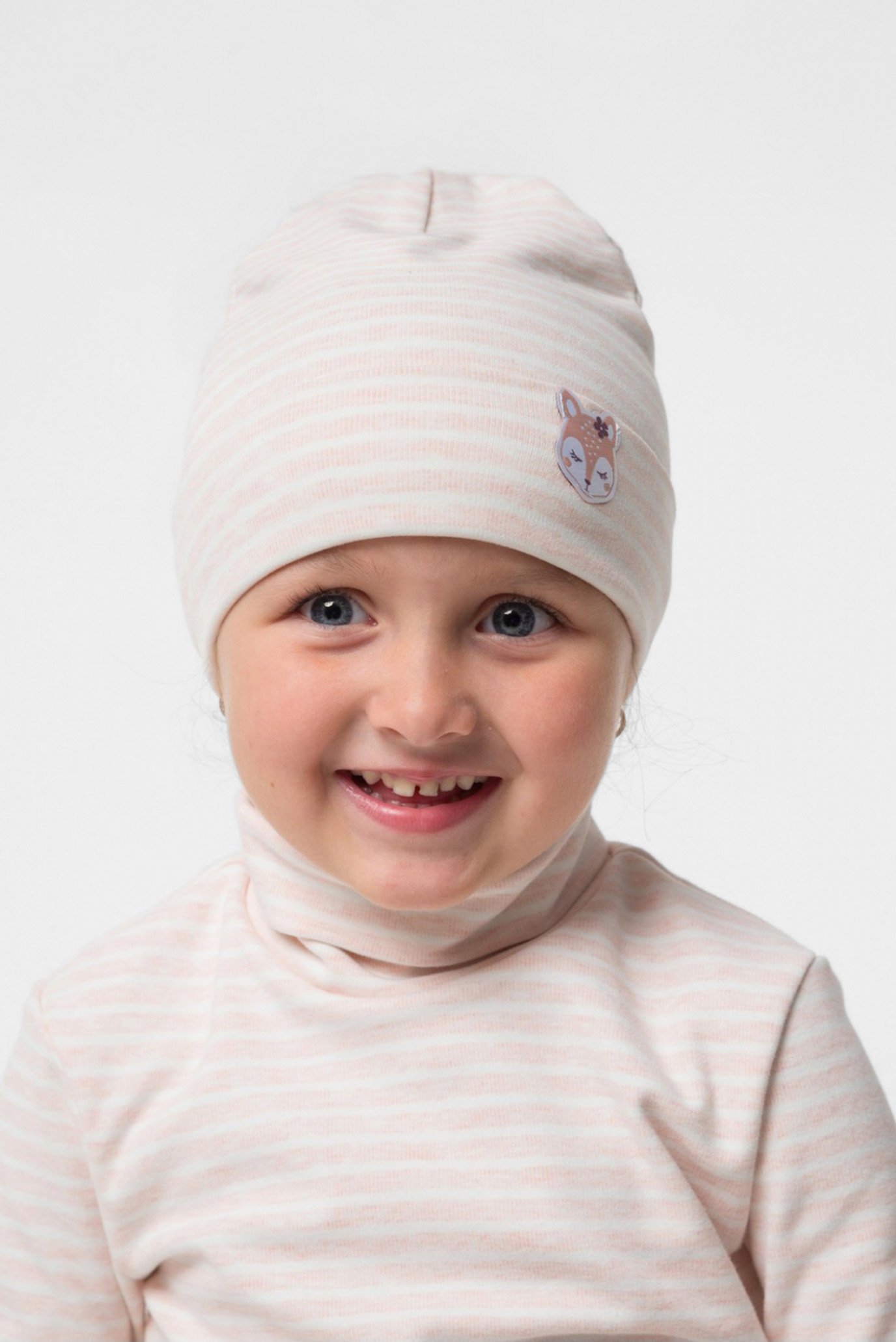 Детская персиковая шапка в полоску 1
