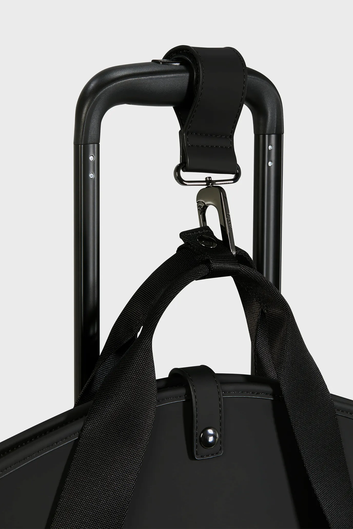 Черный чехол для одежды LOST IN BERLIN BLACK 6