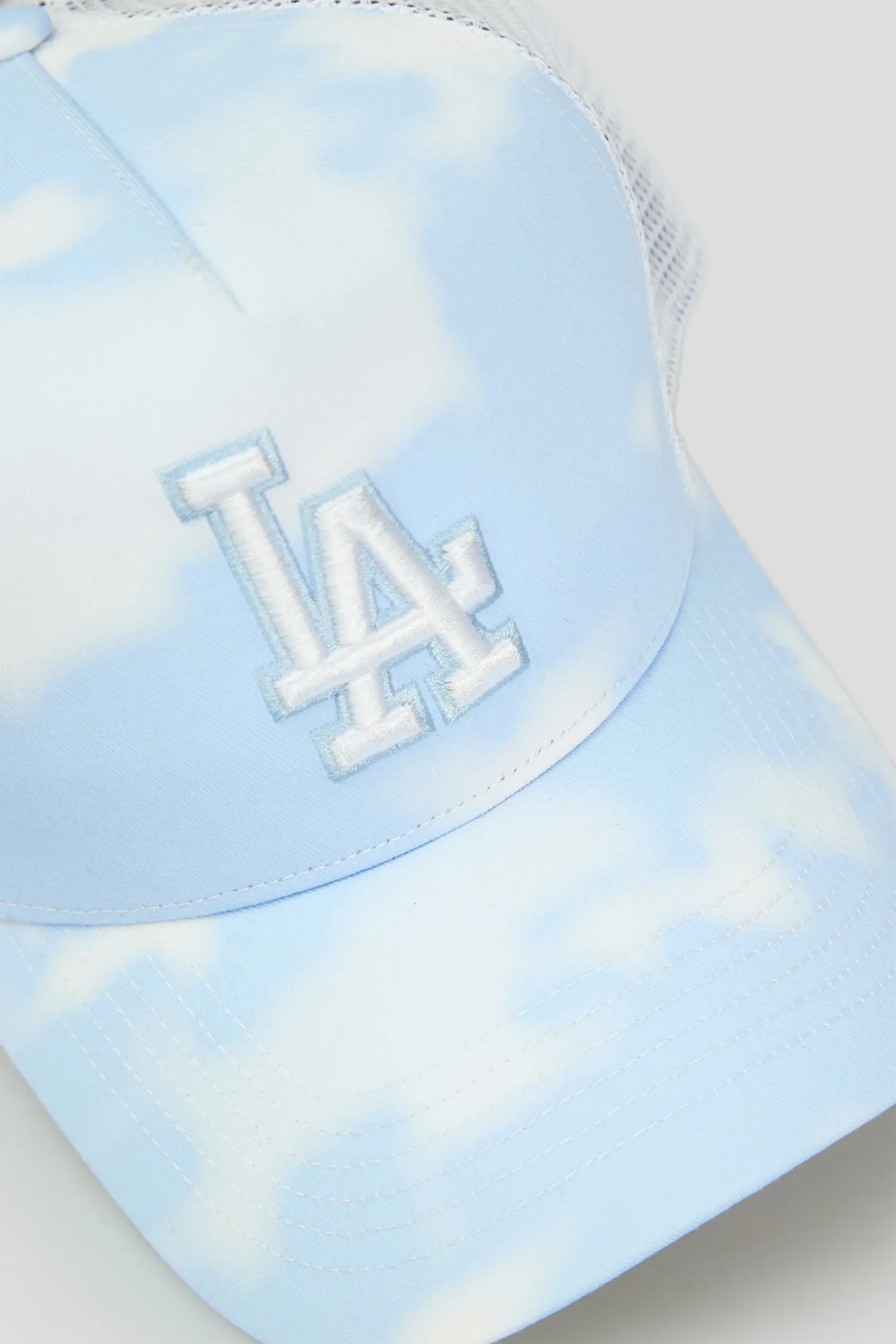 Біла кепка з візерунком 4
