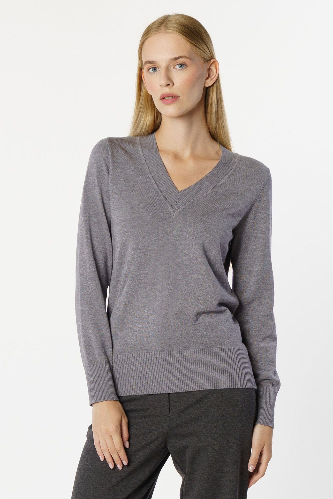 Жіночий сірий пуловер 1